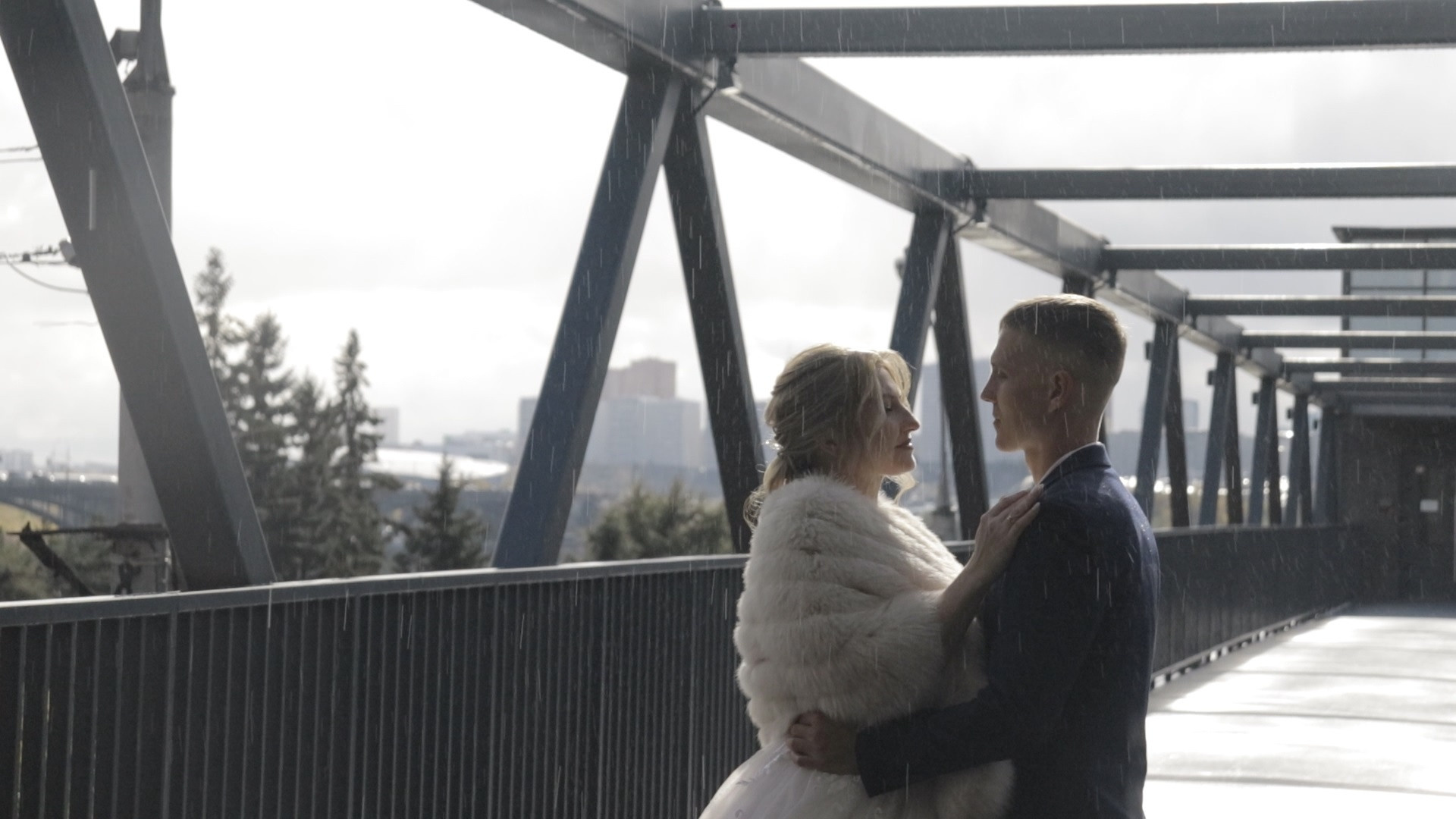 Крутой свадебный клип на набережной Новосибирска