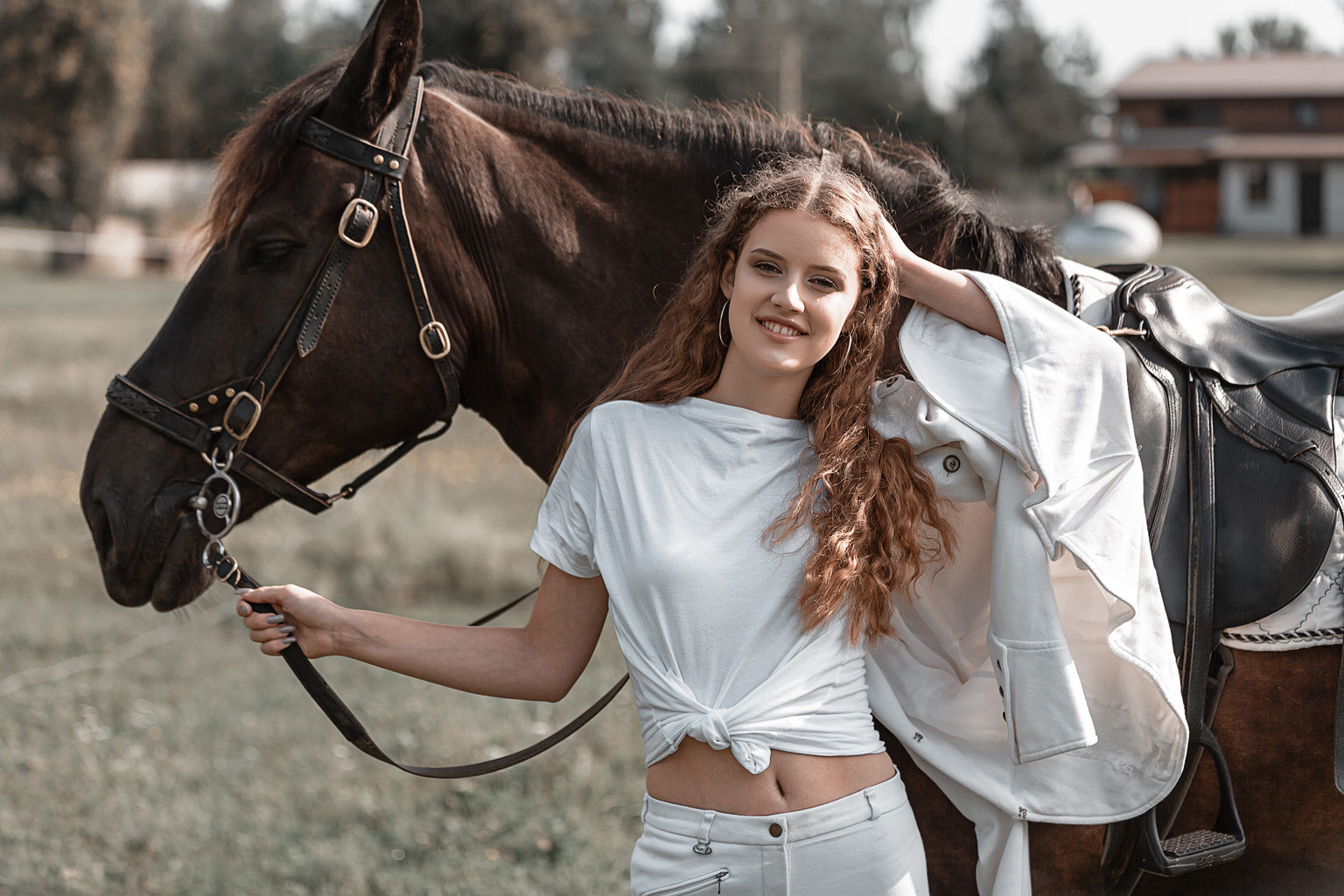 Фотосессия с девушкой в конном клубе Фриз, Малаховцы. Свадебный фотограф в Барановичах Вячеслав Шах-Гусейнов, фотошкола