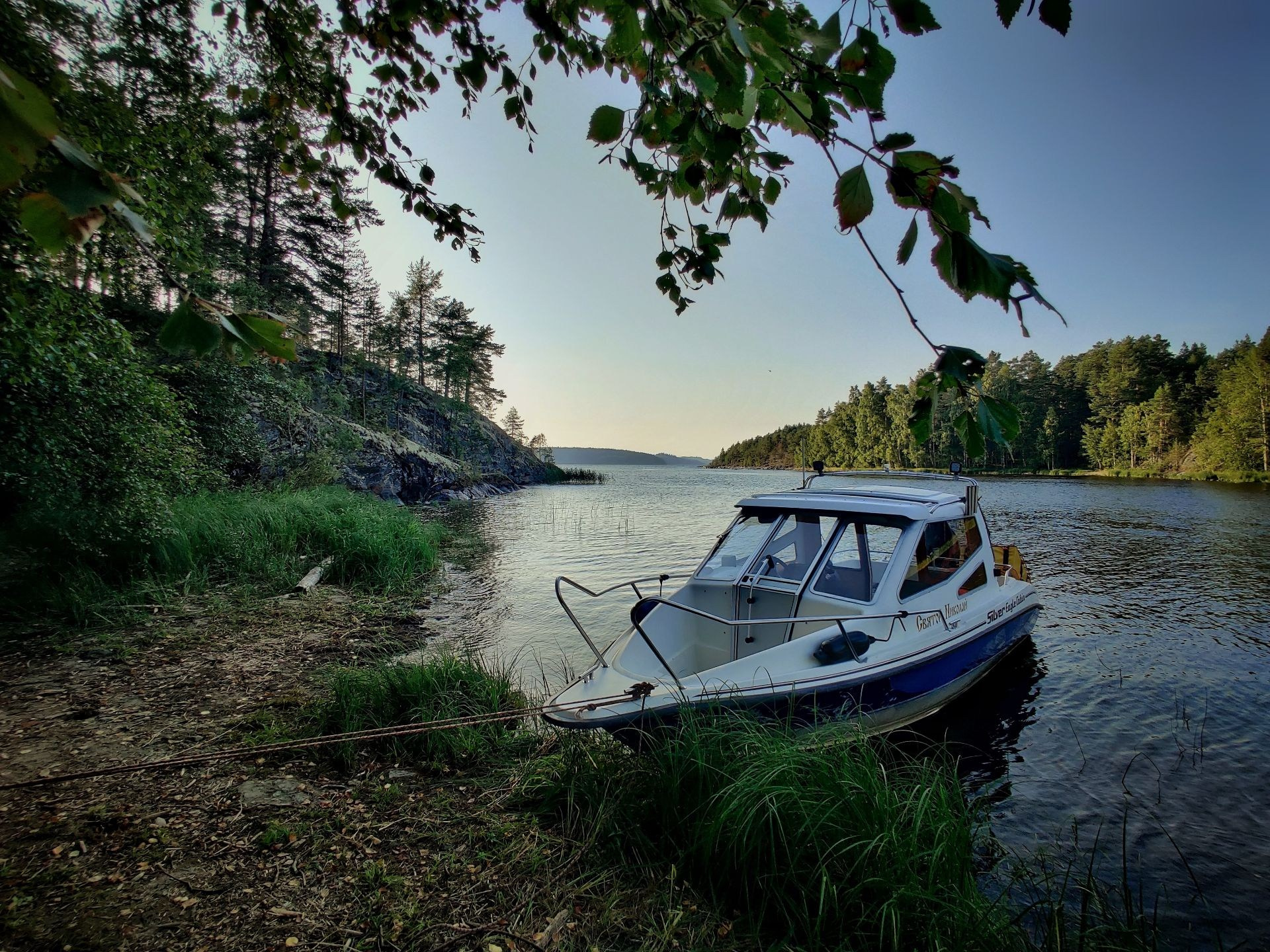 Моторная лодка у лесного берега острова Карнетсаари