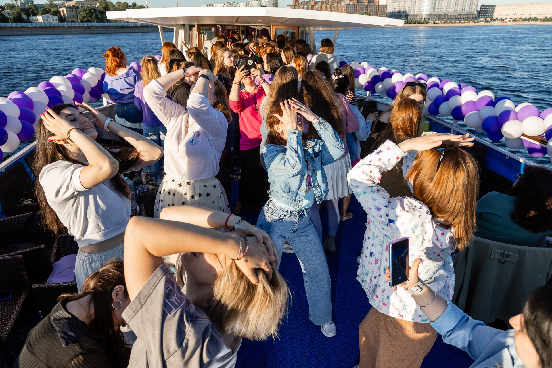 Танцы на теплоходе во время вечеринки на Неве