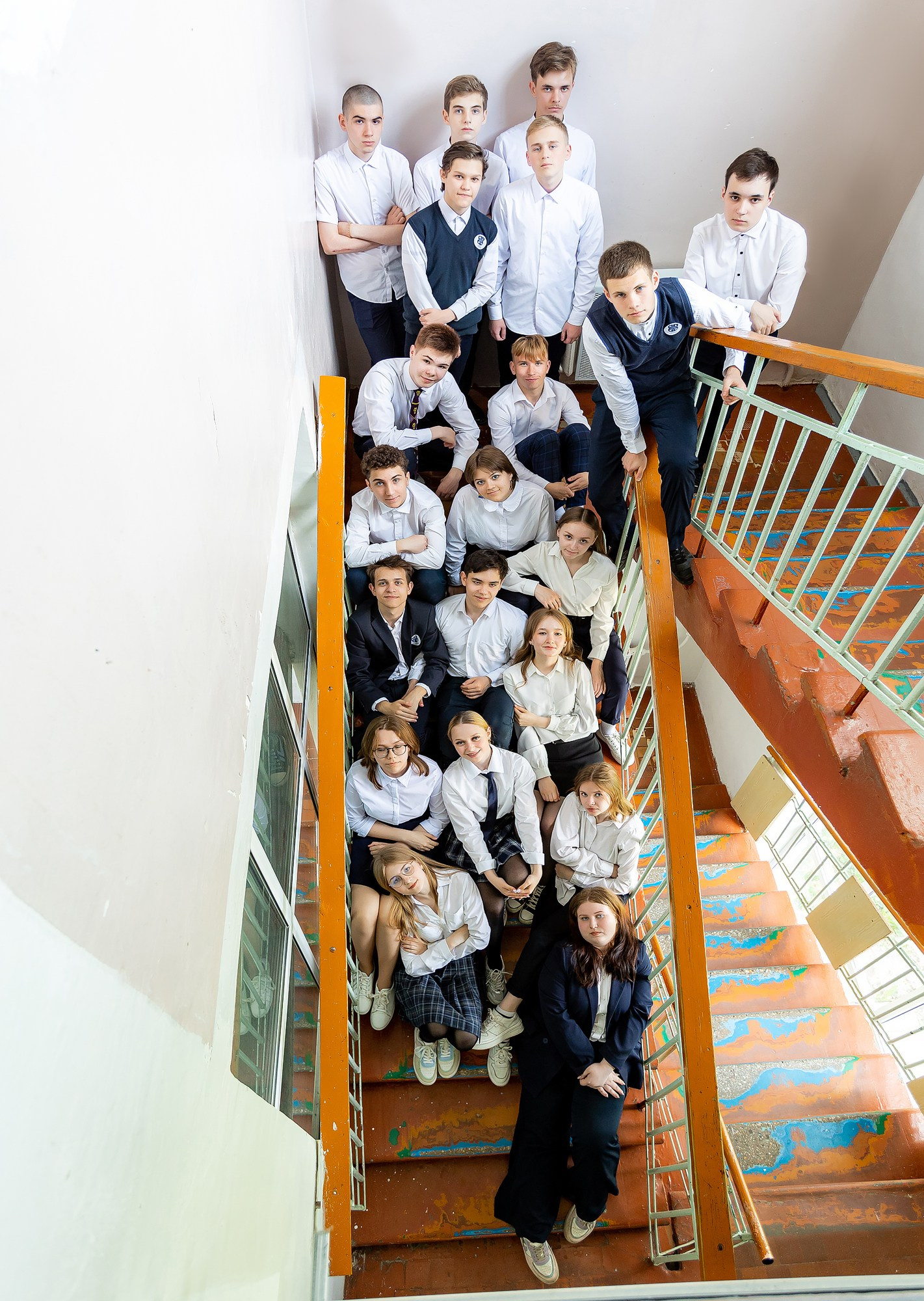 Общий снимок выпускников школы на лестнице