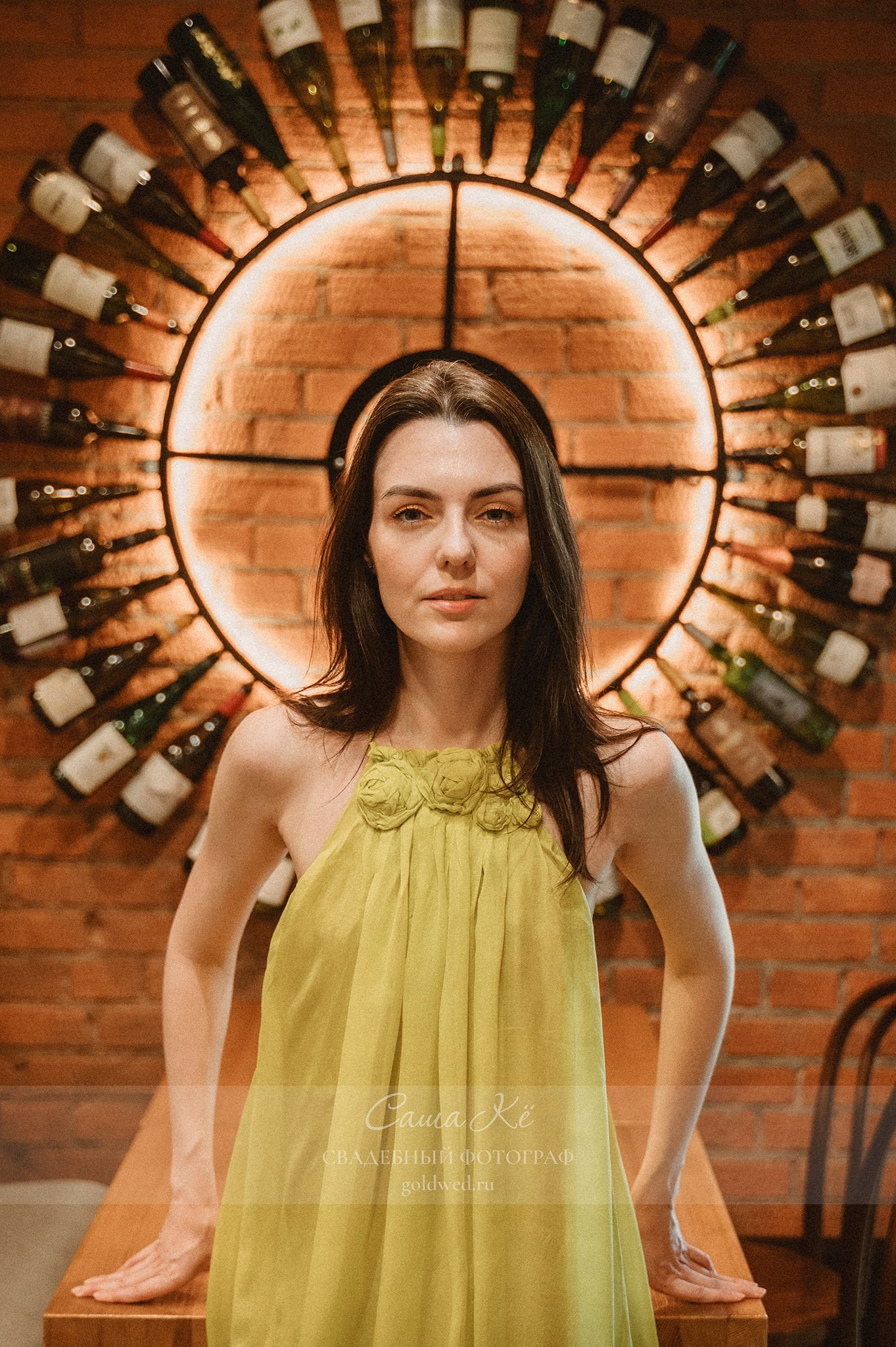 Романтика золотого часа, фэшн фотосъёмка, прогулка пары, модель, нежность объятий и эмоции. Фотограф Новосибирск — Саша Кё.