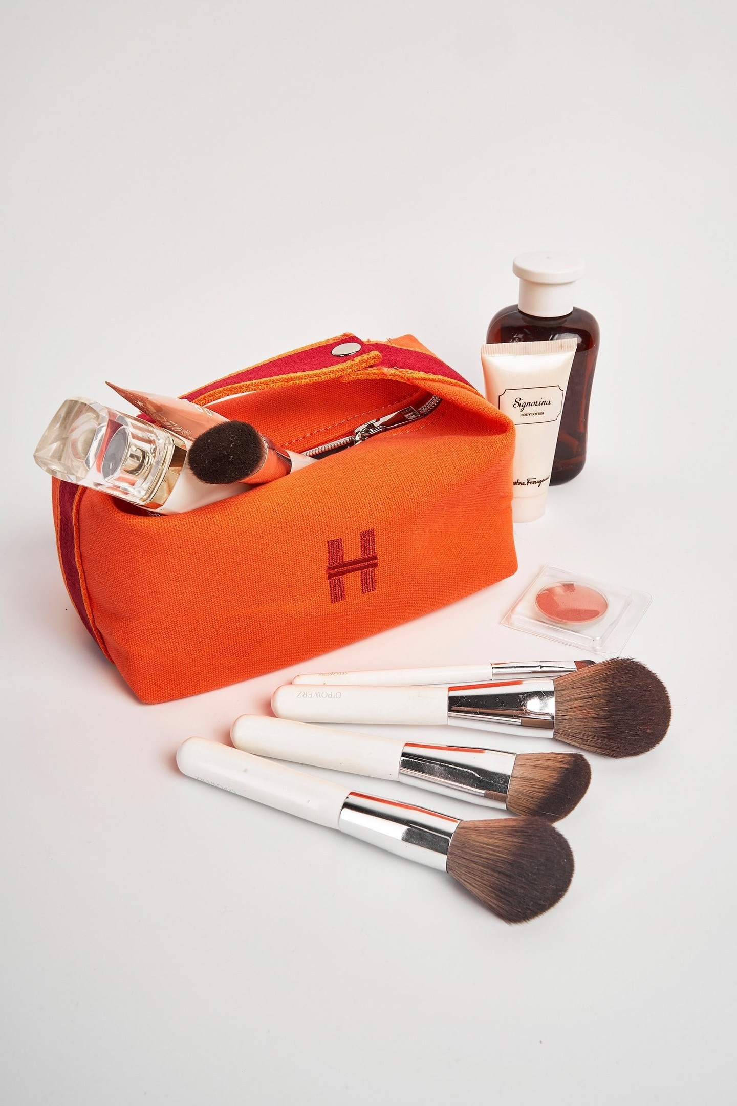 Предметное фото - элегантные и практичные косметические продукты для вашего ухода.