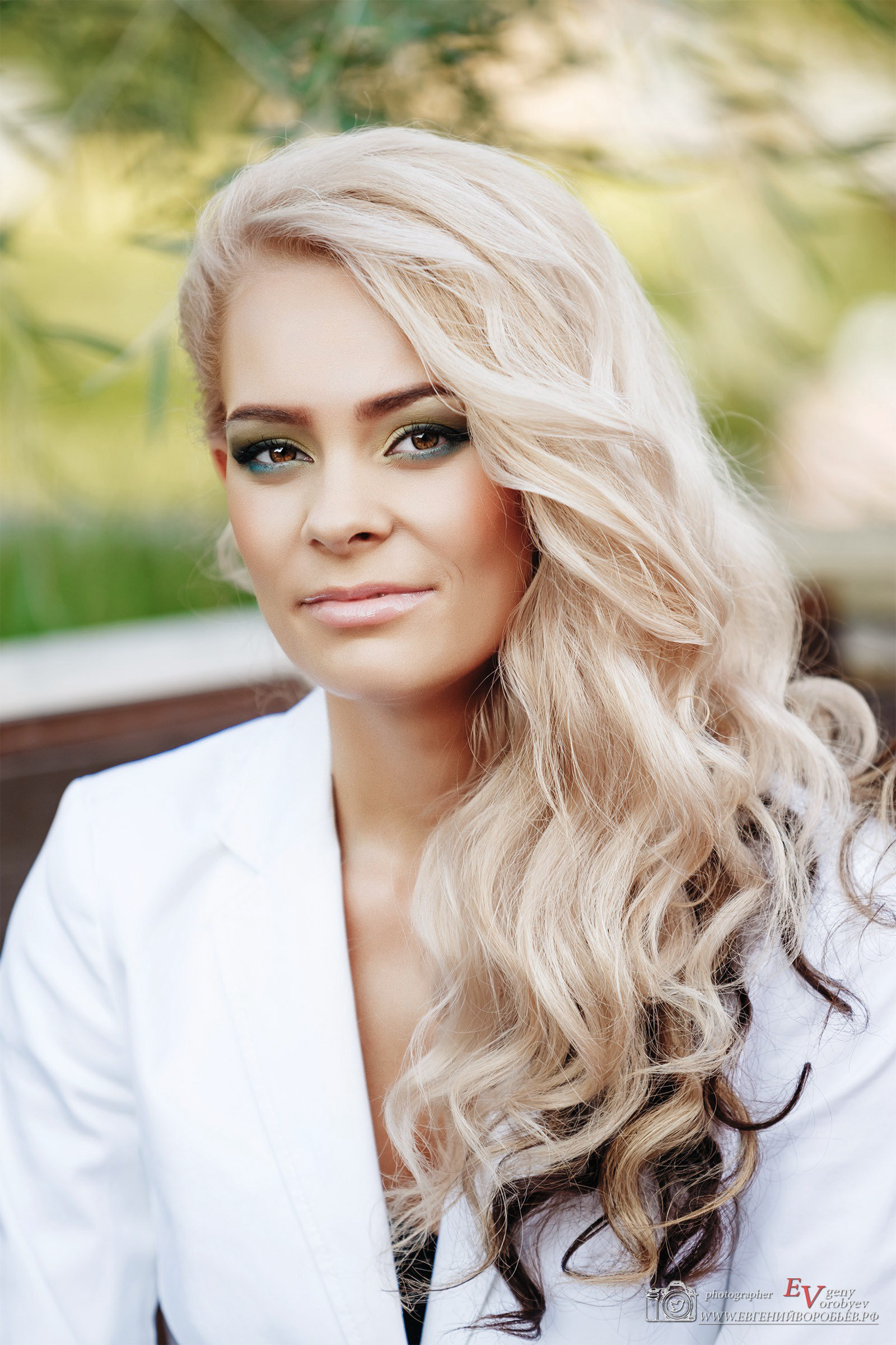 женская фотосессия Красноярск фото для девушки фотограф Красноярск фотосессия для сайта знакомств Красноярск фото для социальной сети заказать цена стоимость фотосессии в Красноярске пример фото идея место позы для фотосессии девушки в Красноярске фотосессия ИИ фотосессиия нейросеть промт для фотосессии фотосессия фото для социальной сети визажист причёска и макияж Красноярск парк Сады мечты Татышев фотостудия Красноярск бизнес портрет