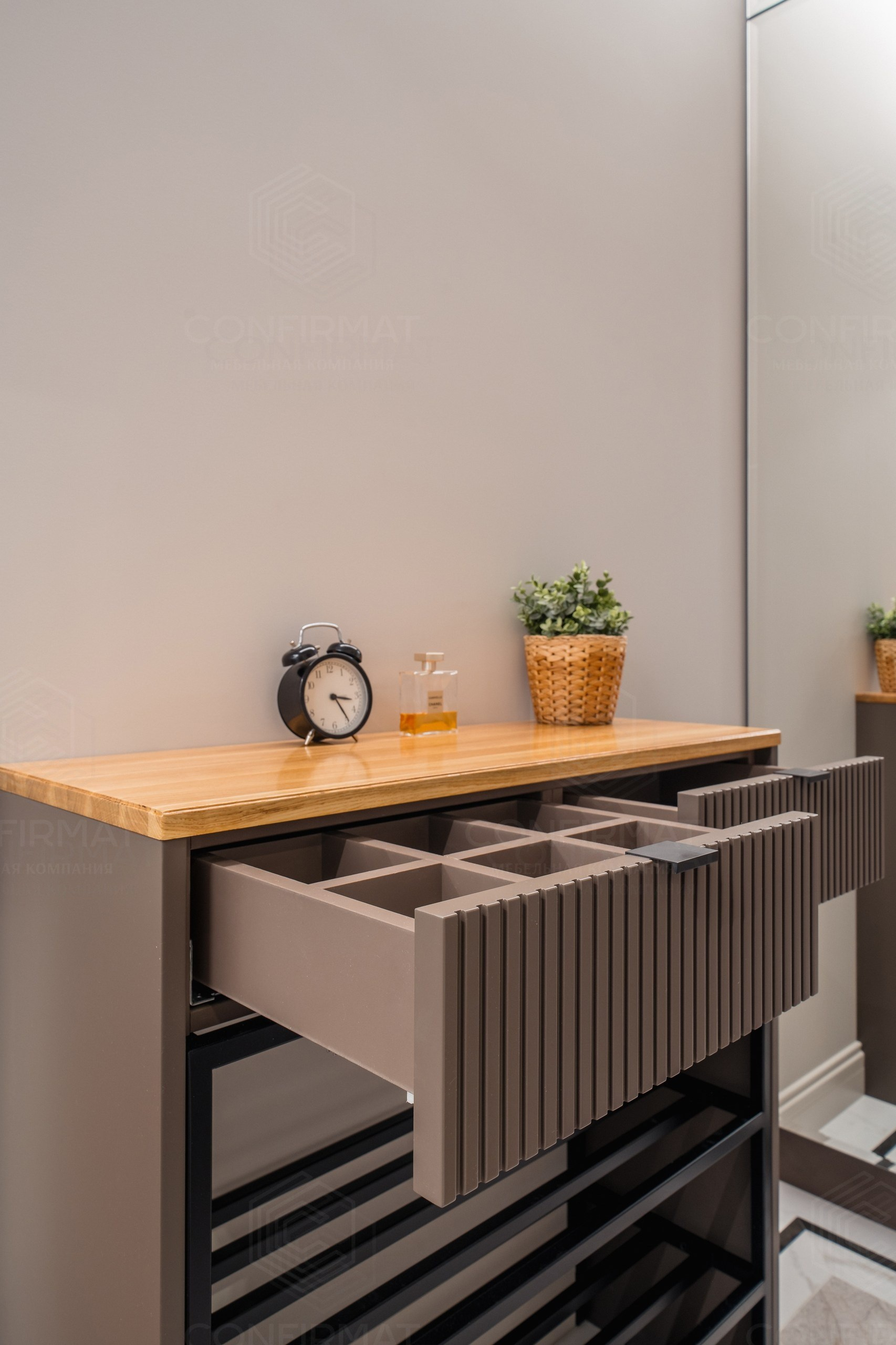 Зеркальный шкаф 40 см глубиной и обувница. Мебель на заказ