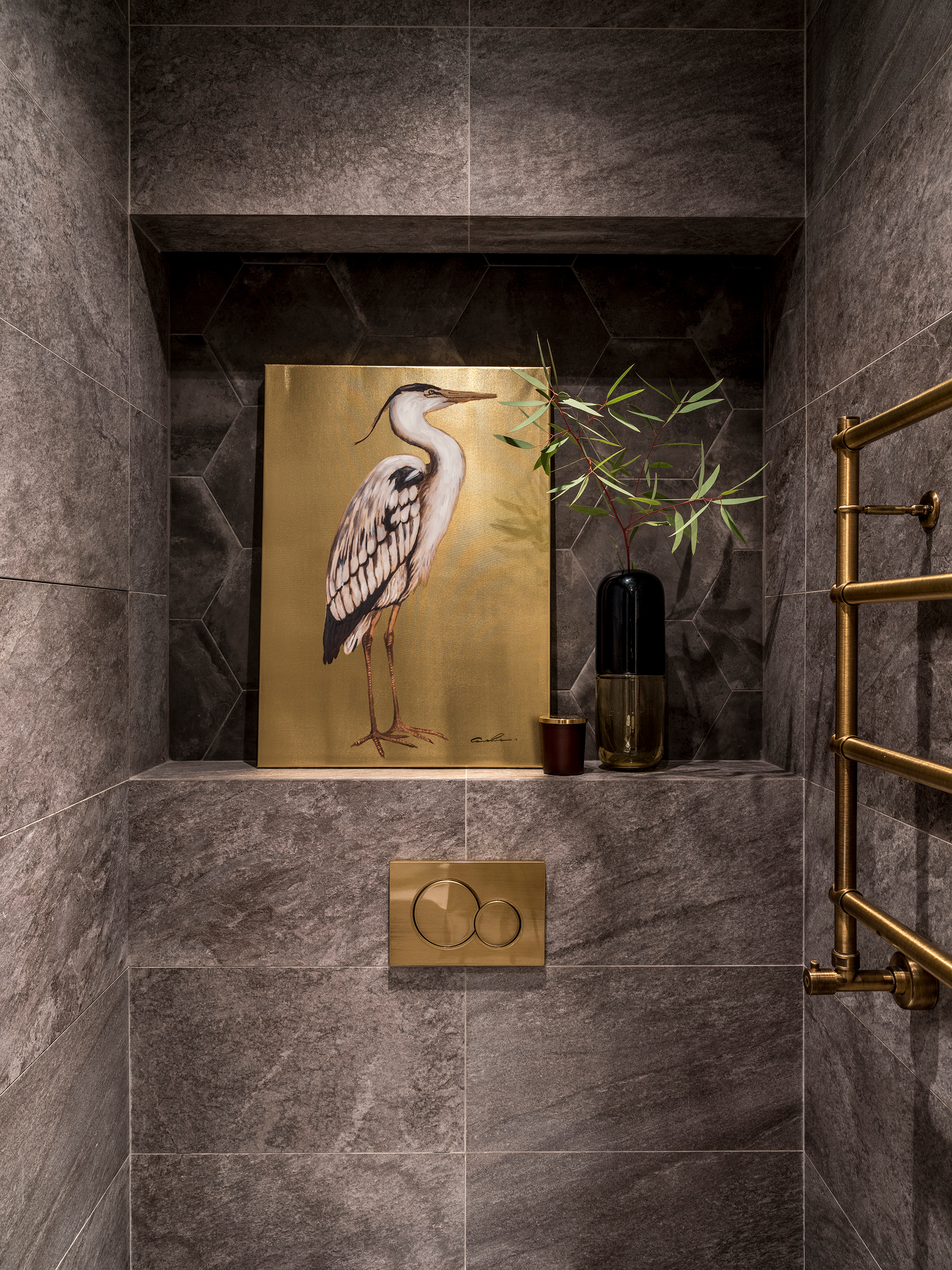 Санузел с черной плиткой