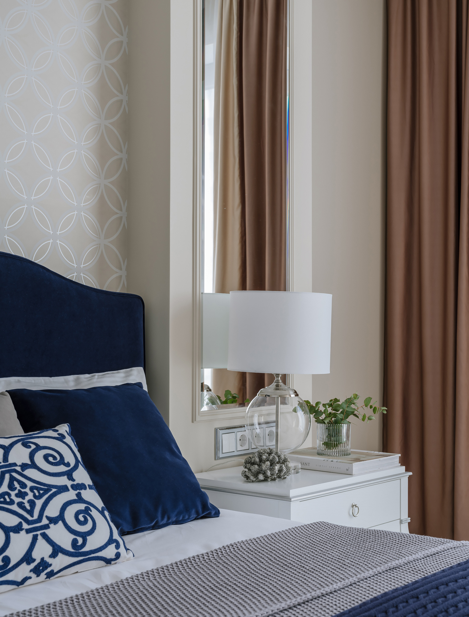 Зеркала над тумбочками в спальне