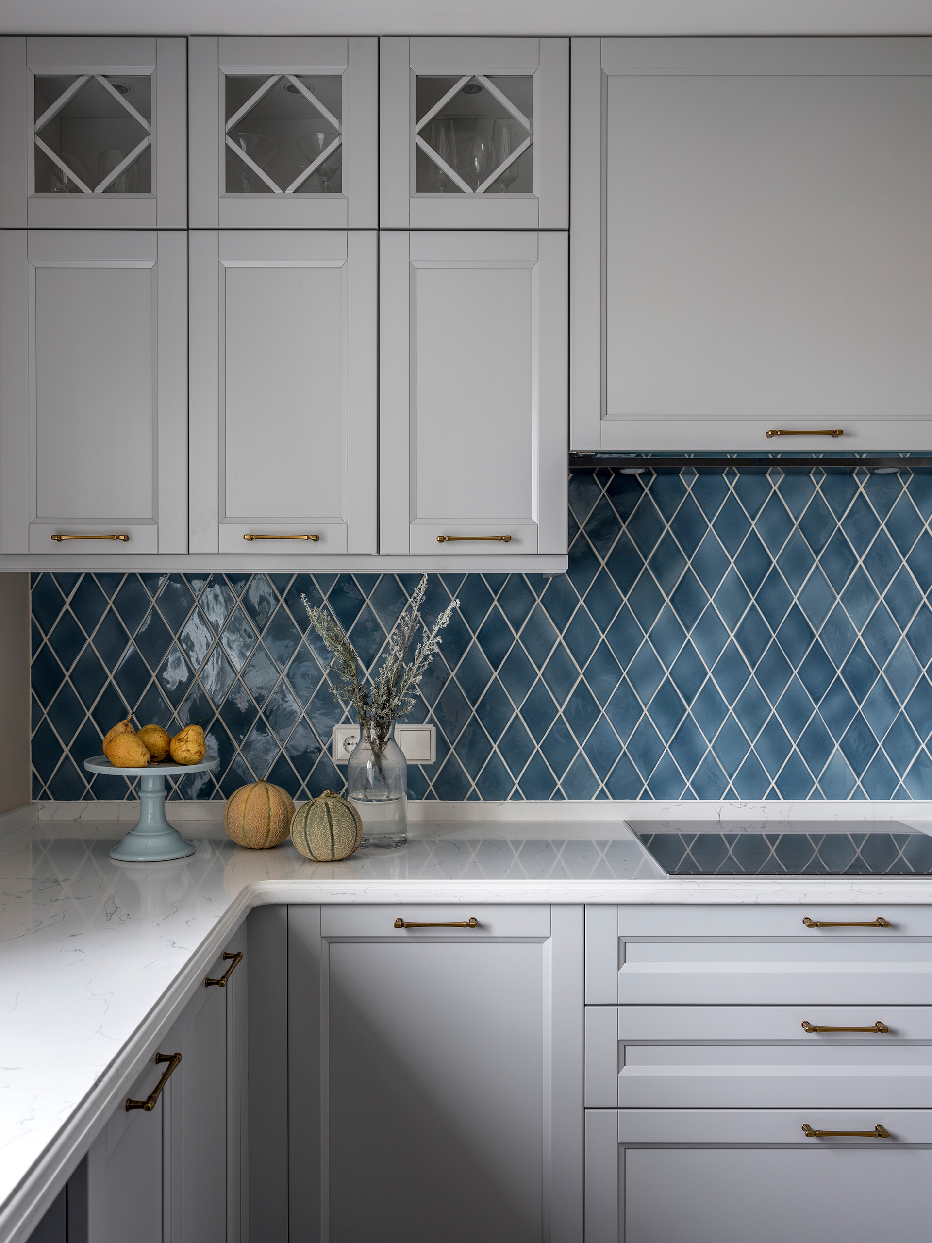 Дизайн кухни с серыми фасадами