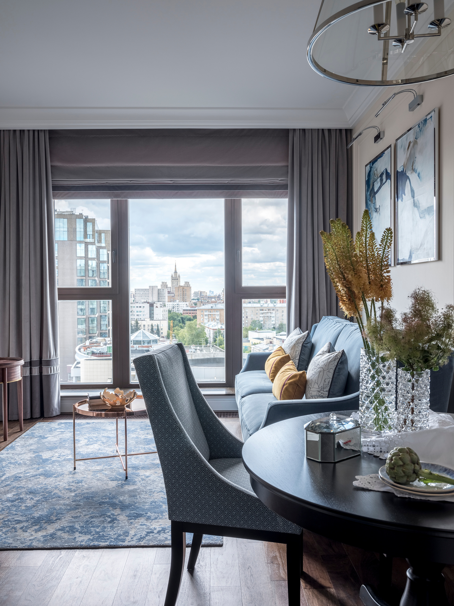 Дизайн гостиной с панорамными окнами