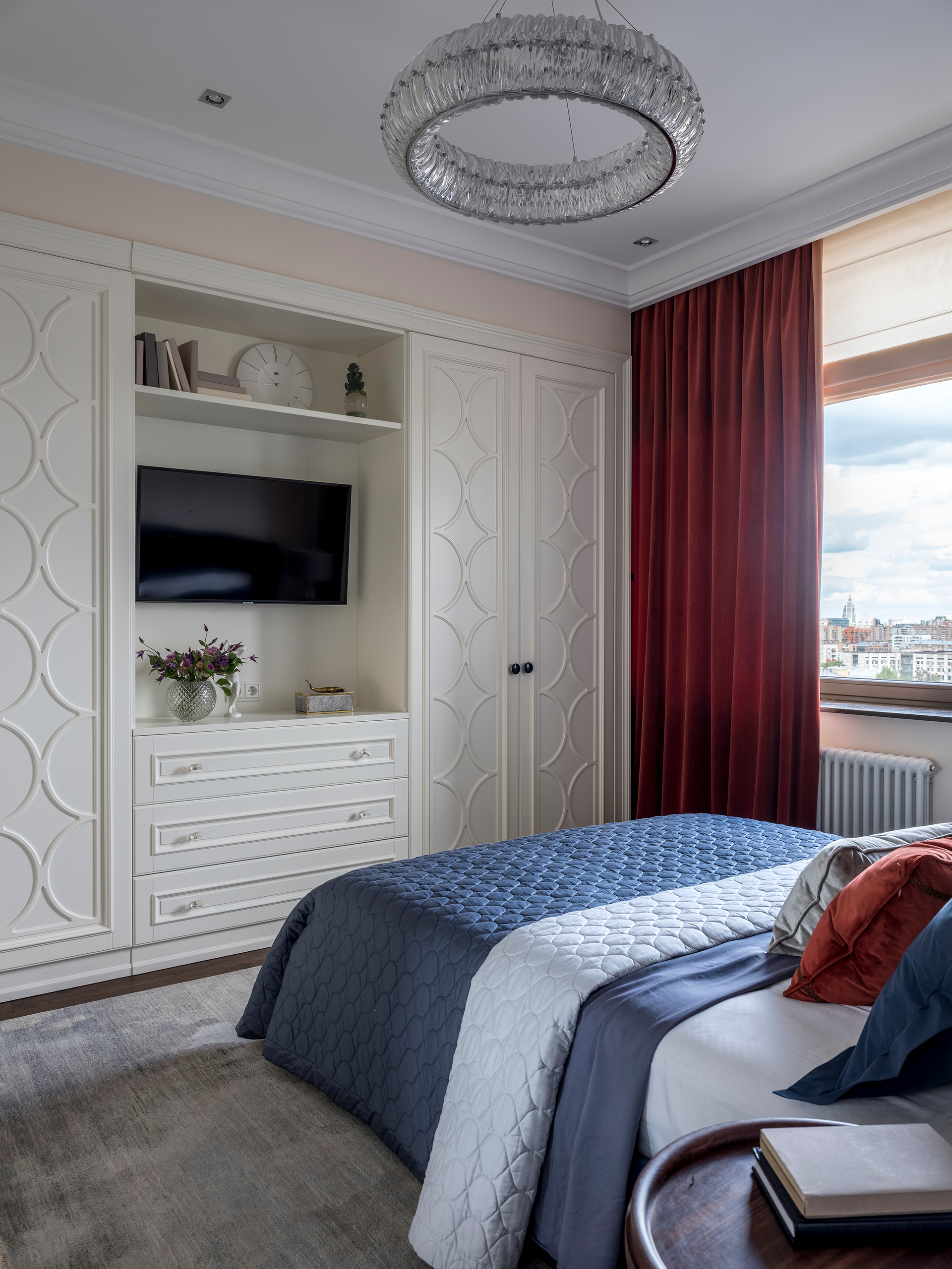 Спальня с яркими акцентами