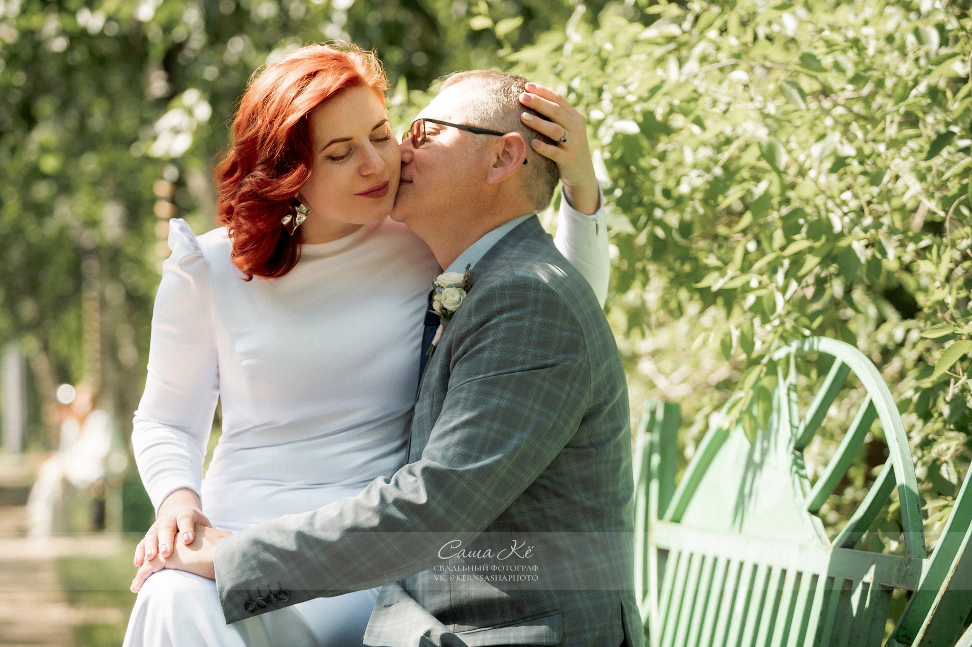 Жених и невеста на свадебной прогулке