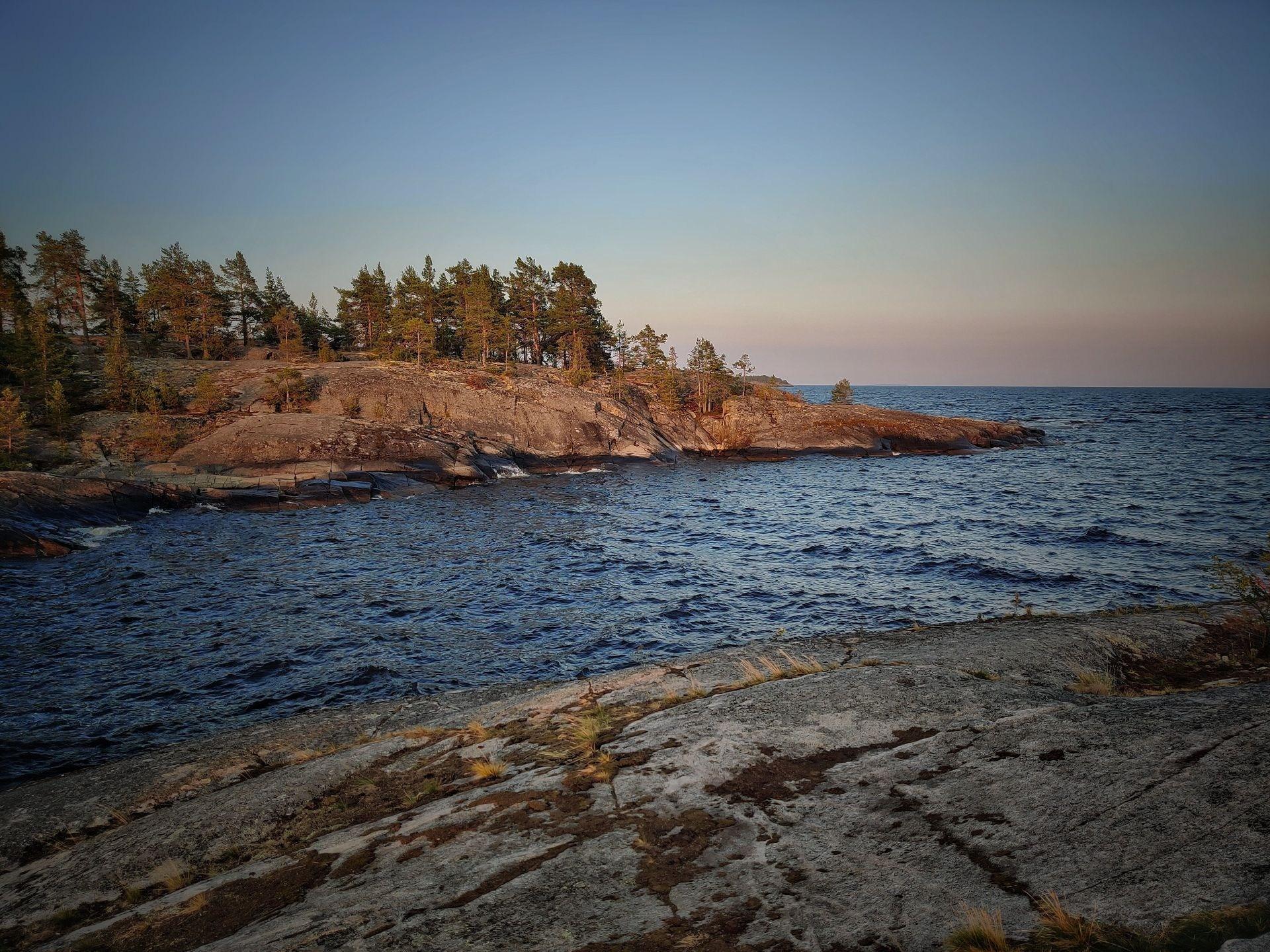Ладожское озеро в Карелии, скалистые берега, покрытые соснами