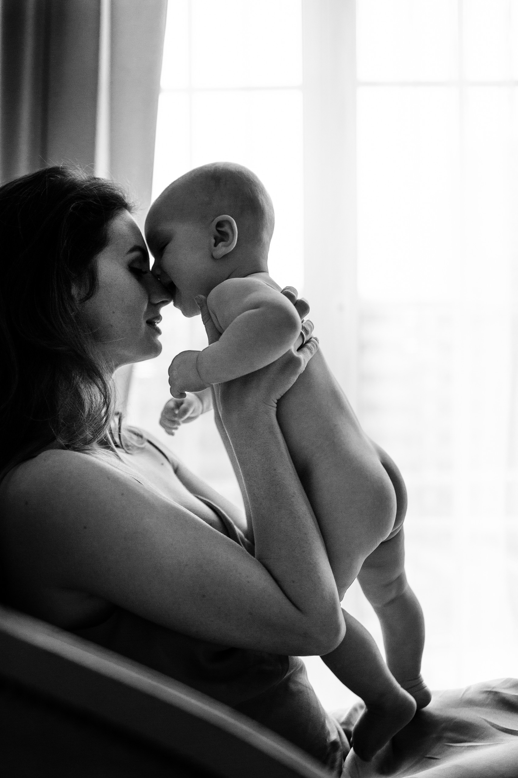 Фотосессия новорожденного, мама и малыш, грудное вскармливание