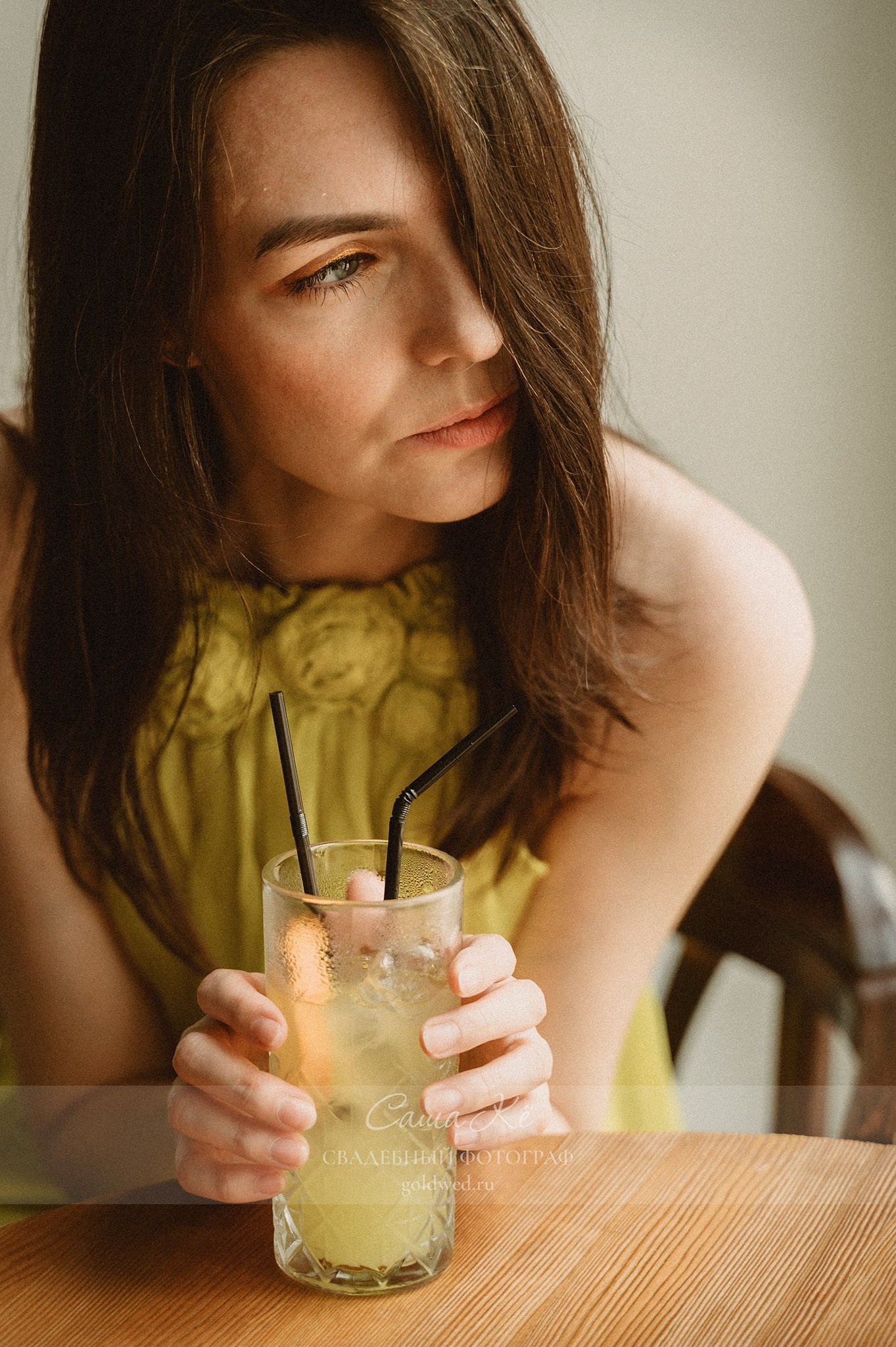 Романтика с ветром, фэшн фотосъёмка, прогулка, модель, стильная фотосессия с акцентом на нежность. Фотограф Новосибирск — Саша Кё.