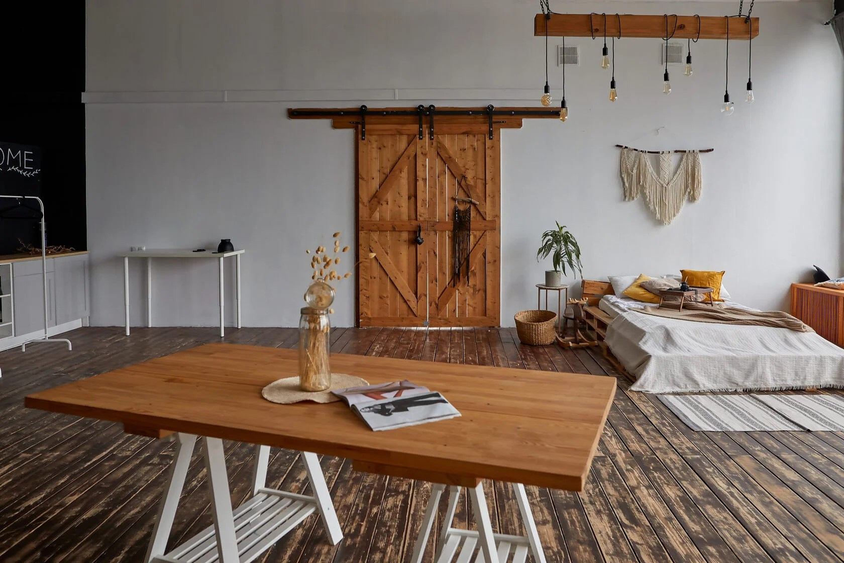 деревянный стол в студии с аксессуарами для съёмки