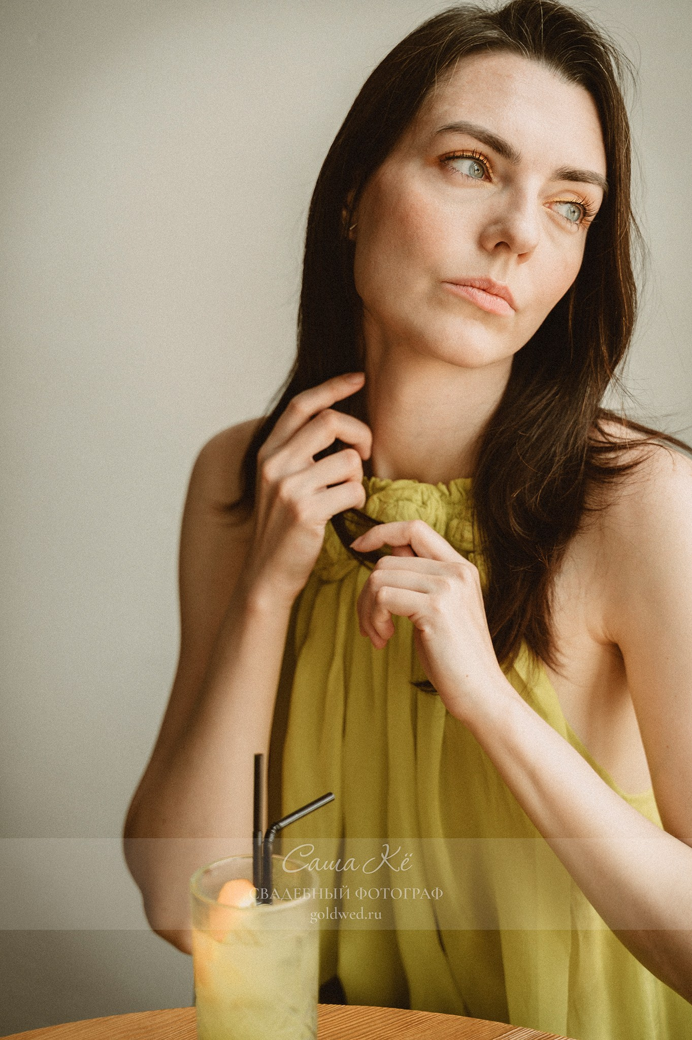 Стильная фотосессия в студии и прогулка у окна, fashion свет, модель, эмоции, нежность. Фотограф Новосибирск Саша Кё.