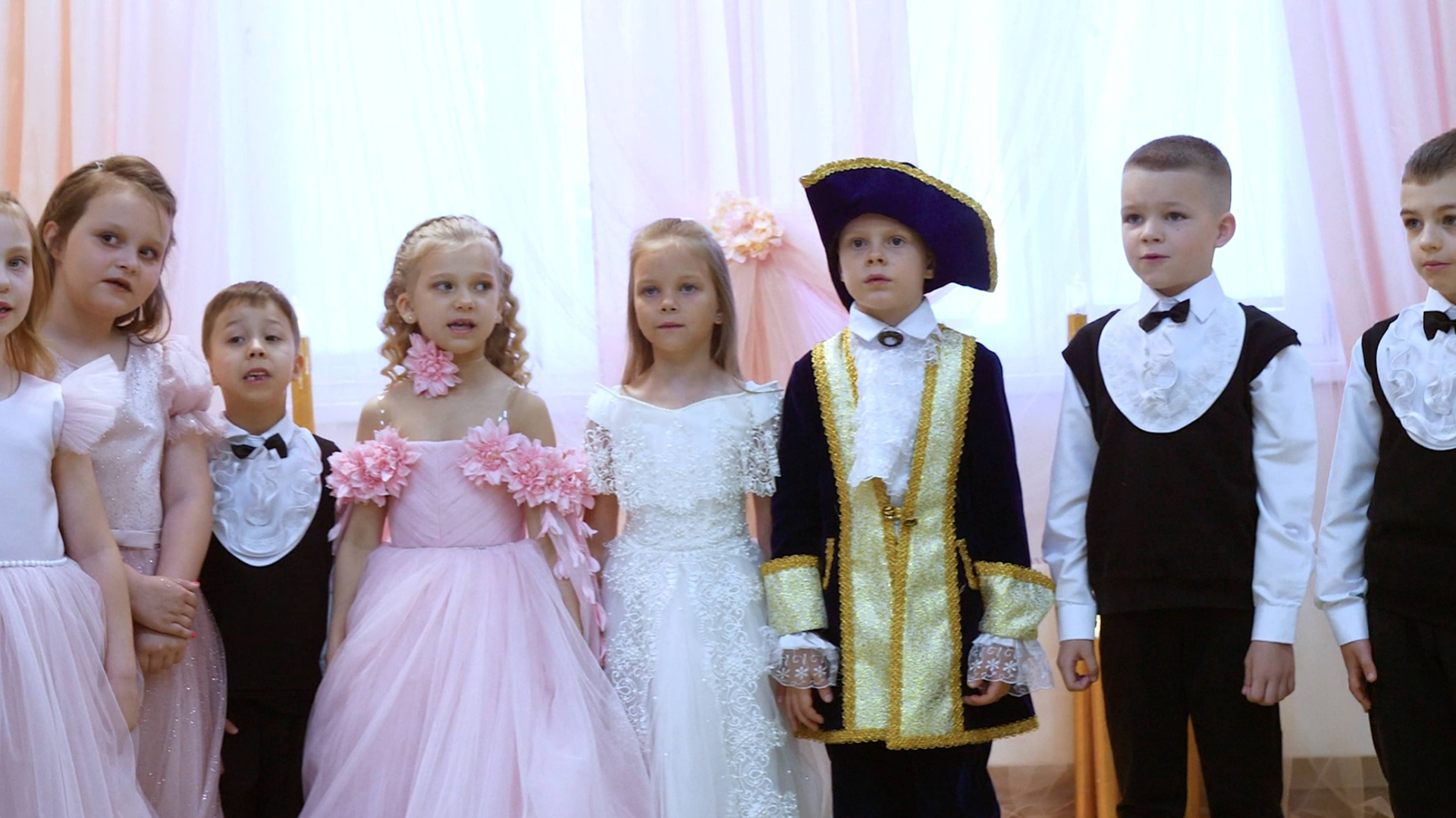 Выпускной в детском саду и школе. Фото и видеосъёмка выпускного утренника. Свадебный фотограф и видеограф в Москве и области. Выгодное предложение — два в одном