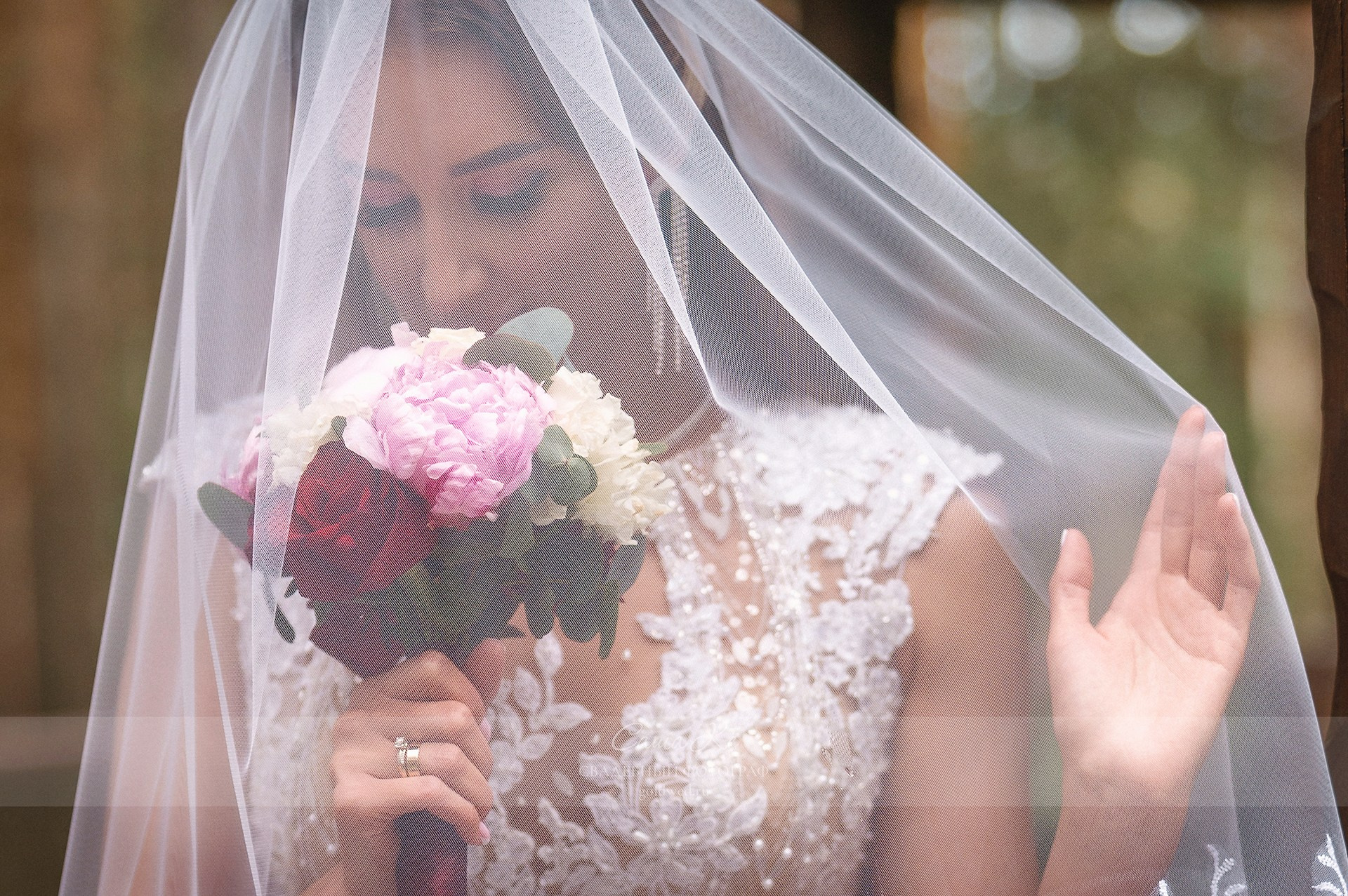 Свадебная фотосессия A&N в дождливую и пасмурную погоду в Новосибирске от профессионального фотографа Саши Кё. Свадебный, семейный и event фотограф в Новосибирске и Новосибирской области Саша Кё