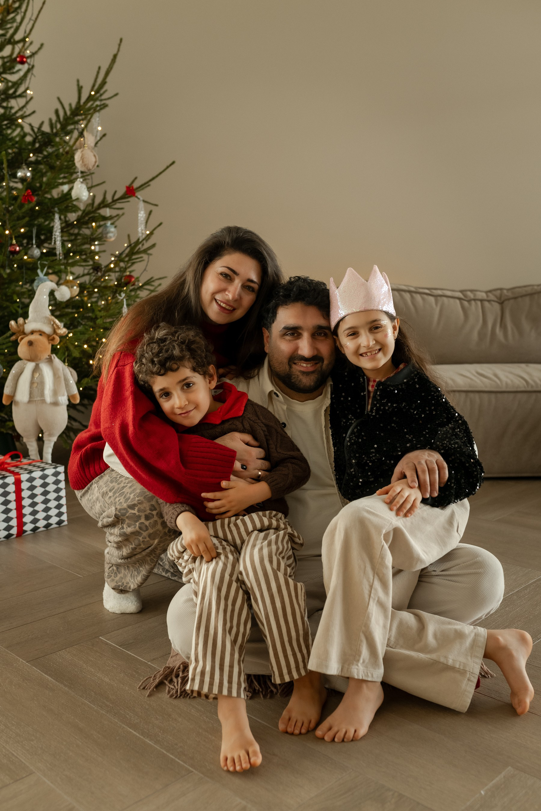 Семейная фотография. Папа, мама и двое детей. Близкие люди, уникальный, ценный момент. Новогодняя фотосессия