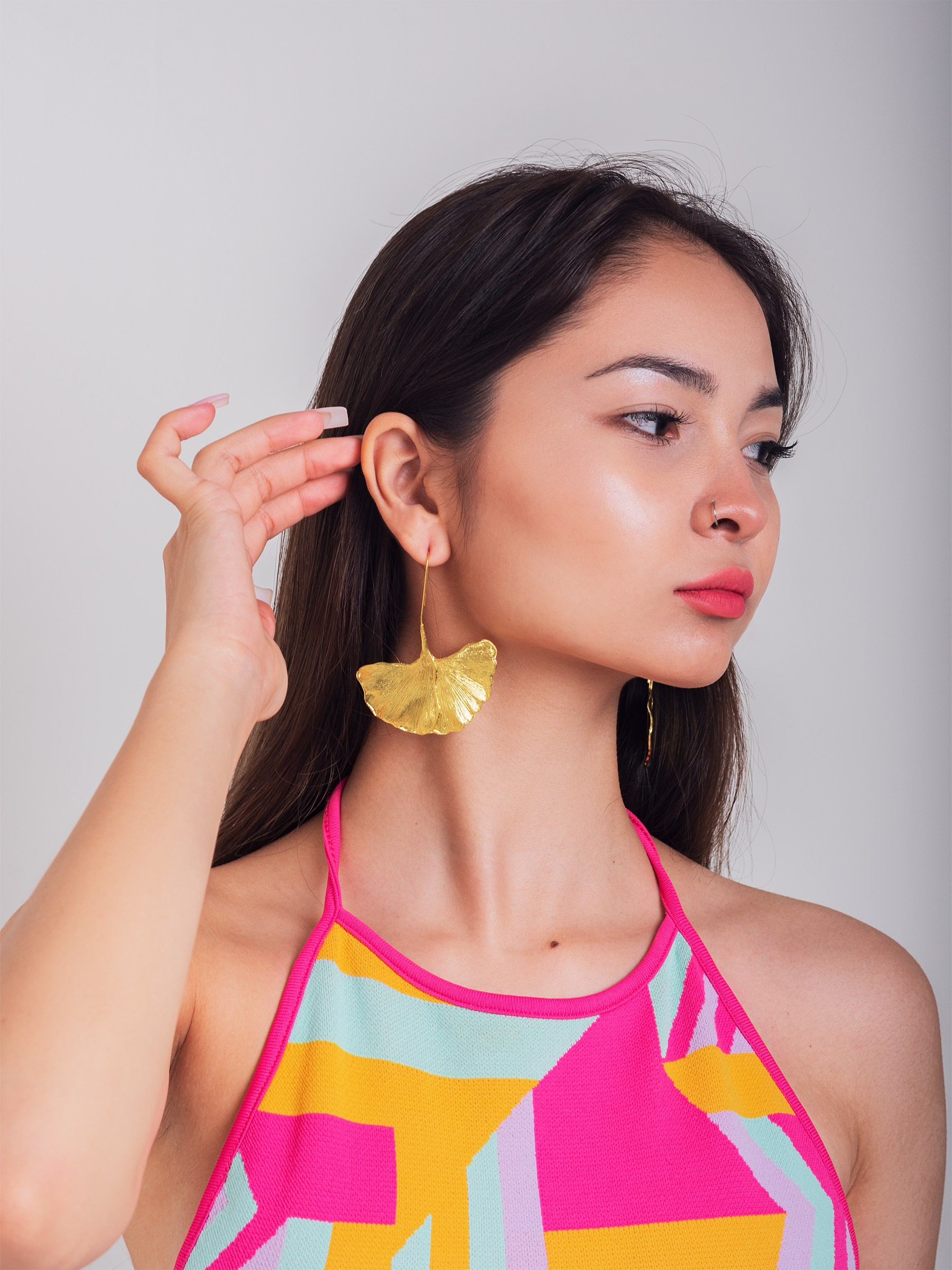 Product image with model demonstrating size and scale.  Фото товара с моделью, демонстрирующей размер и масштаб.