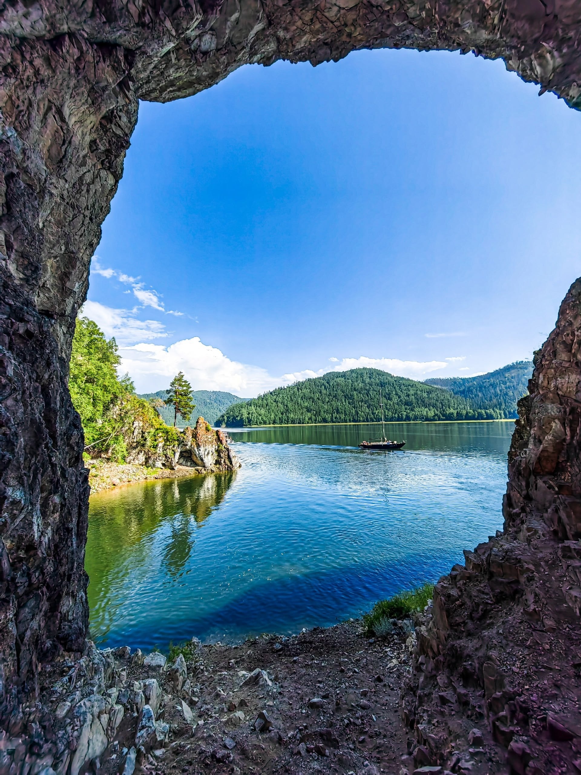 аренда яхты Красноярское море цена забронировать путешествие Царские ворота Бирюса залив шумиха стоимость заказать прогулка парусная яхта катамаран Красноярское водохранилище фотосессия фотограф Красноярск Дивногорск Красноярская ГЭС отдых купание экскурсия достопримечательность туристический тур маршрут Енисей Сибирь Козыревский зуб база отдыха адмирал