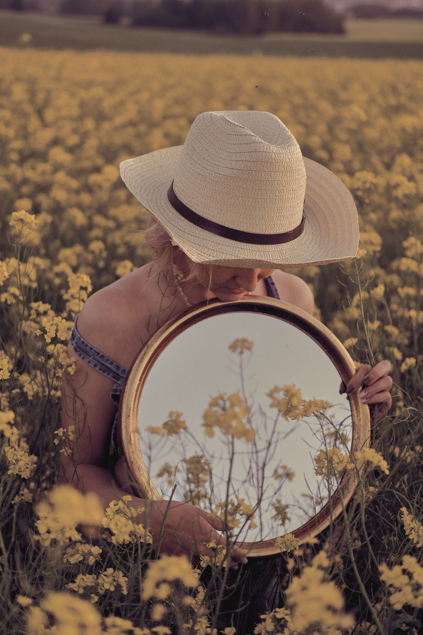 Ольга в горчичных полях