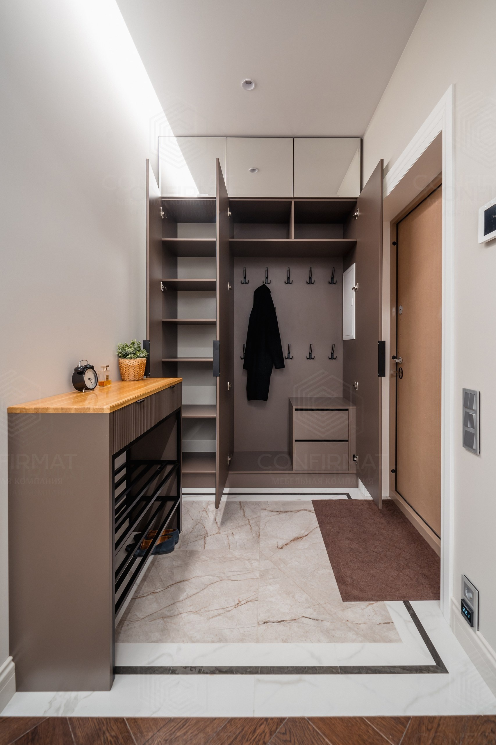 Зеркальный шкаф 40 см глубиной и обувница. Мебель на заказ