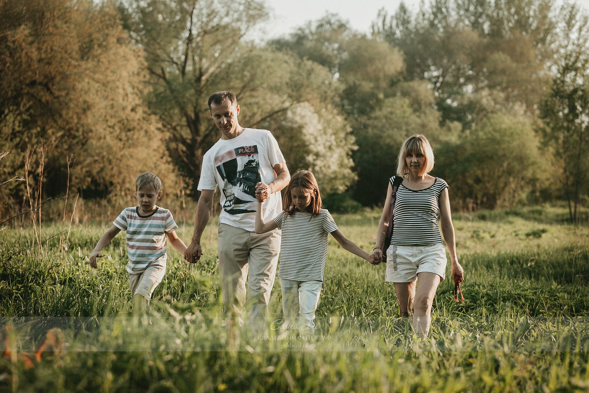 Прогулочная фотосессия в Новосибирске - семейная съемка с эмоциями от фотографа Саша Кё