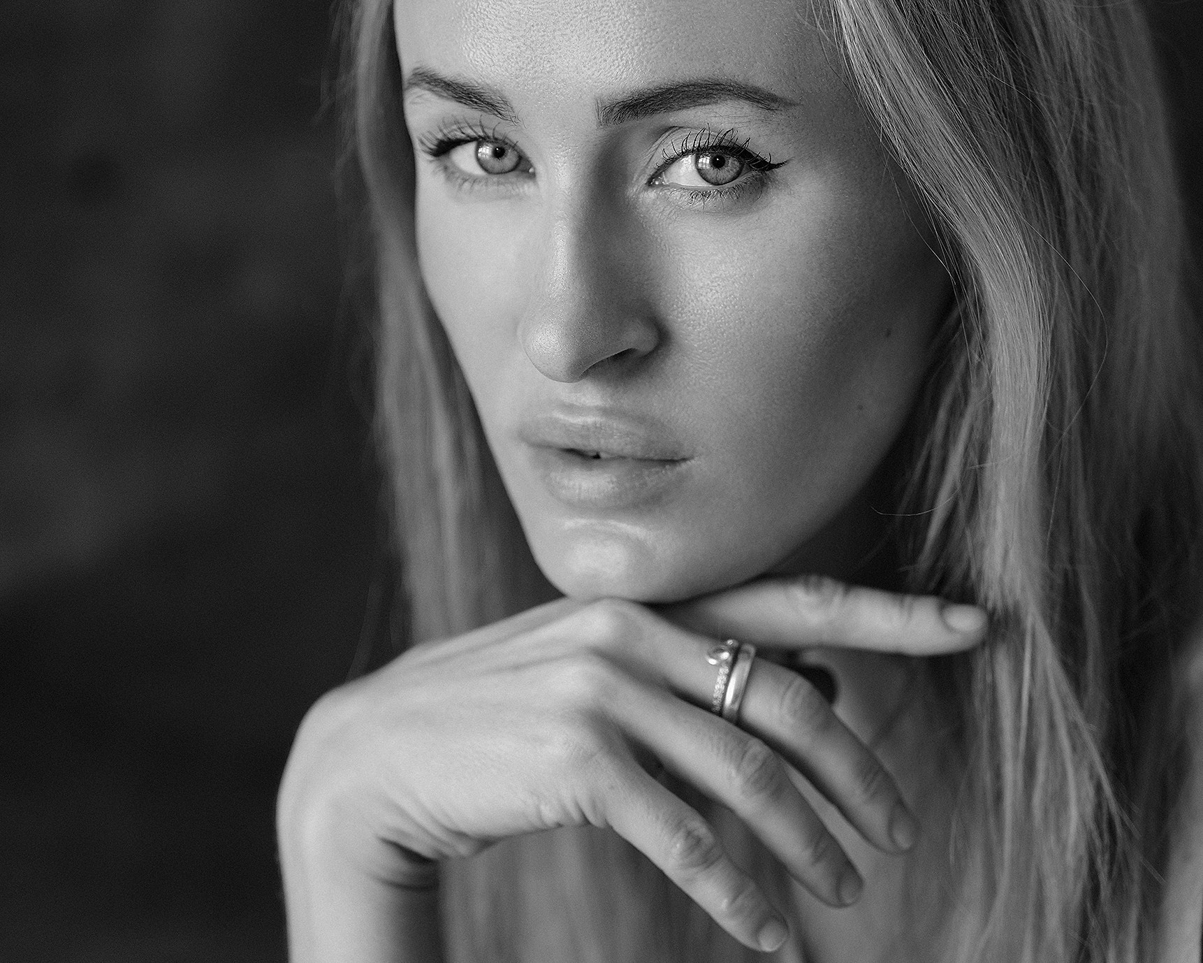 крупный портрет девушки, чб портрет, красивые глаза