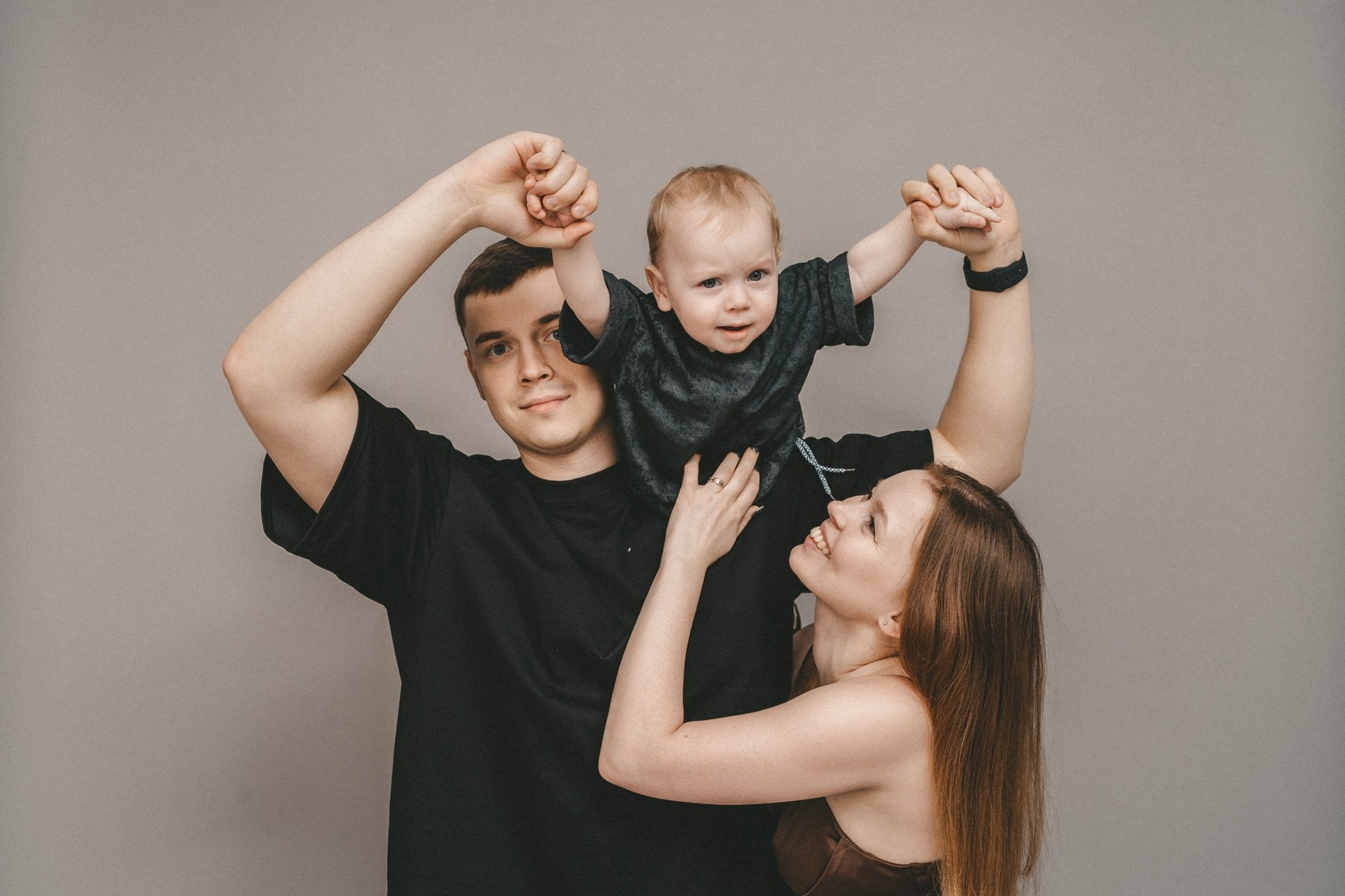 Фотосессия на 1 годик ребенка, первый день рождения малыша в Москве. Фотограф и видеограф от проекта Продолжение рода. Фотографы на роды в Москве. Фото и видео родов. Фотопроект «Продолжение рода»