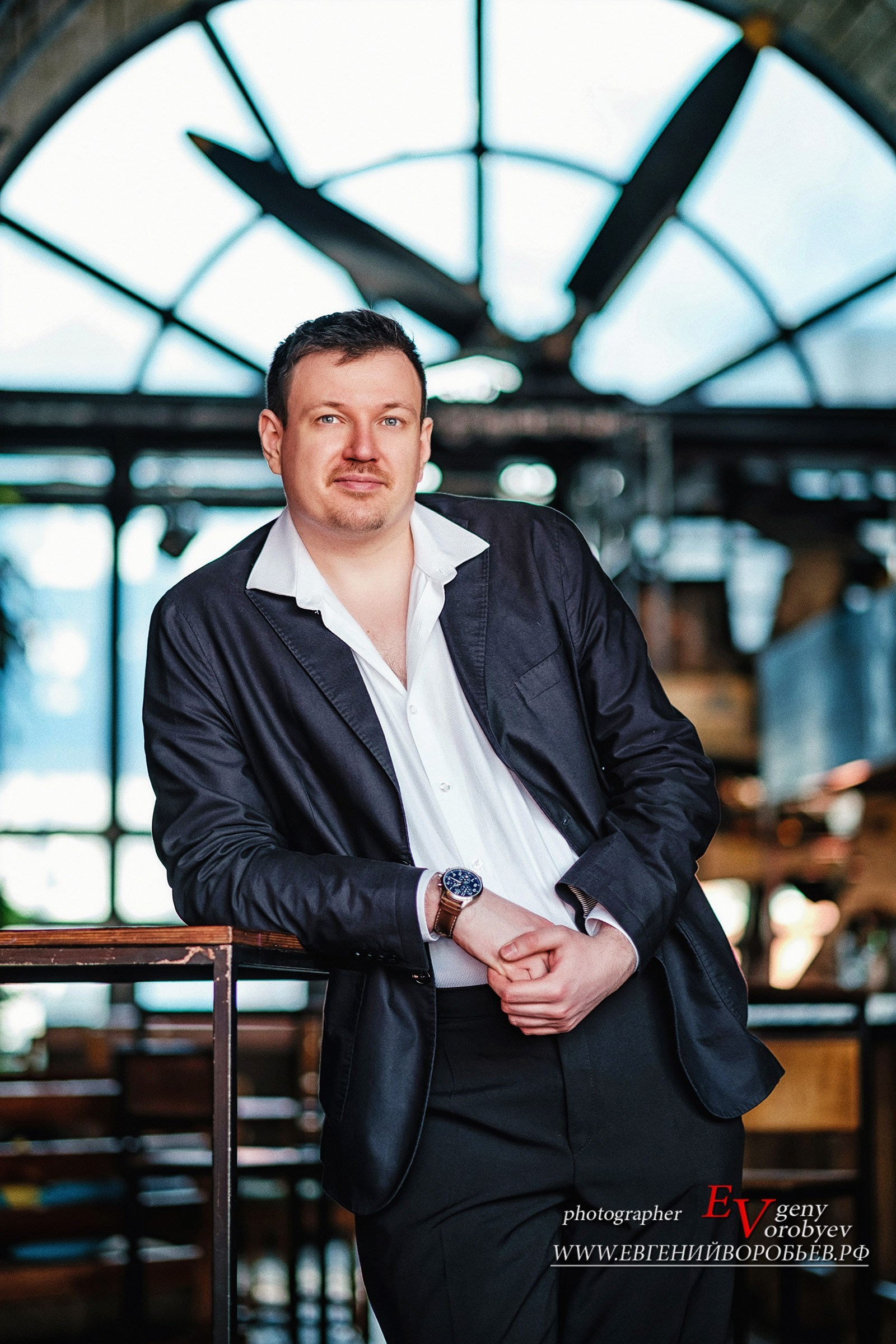 мужская фотосессия для сайта знакомств социальных сетей фотограф в Красноярске цена заказать мужскую фотосессию бизнес портрет мужские фото для знакомства с девушкой брутальная фотосессия в городе фотостудии имиджевая фотосессия для мужчины для бизнеса идея  места пример фото образы стилист Красноярск позы для мужской фотосессии генерация фото фотосессия ИИ промты для фотосессии нейросеть  