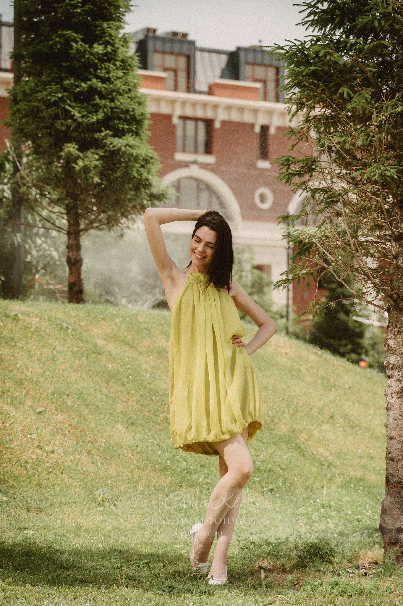 Фэшн фотосъёмка с естественным светом, прогулка, модель демонстрирует романтика и нежность. Стильная фотосессия. Фотограф Новосибирск Саша Кё.