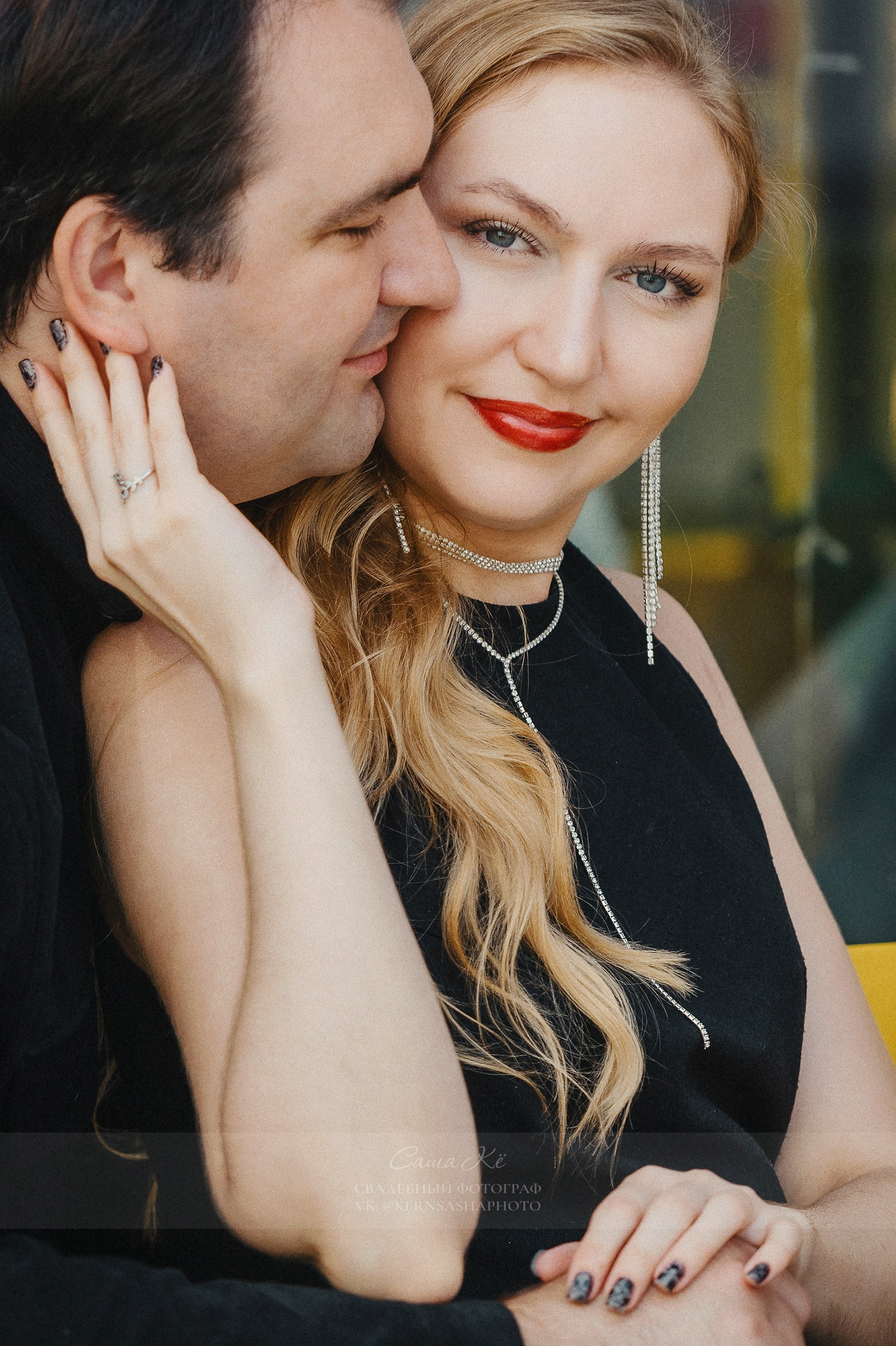 Пара в объятиях на закате в парке Новосибирска