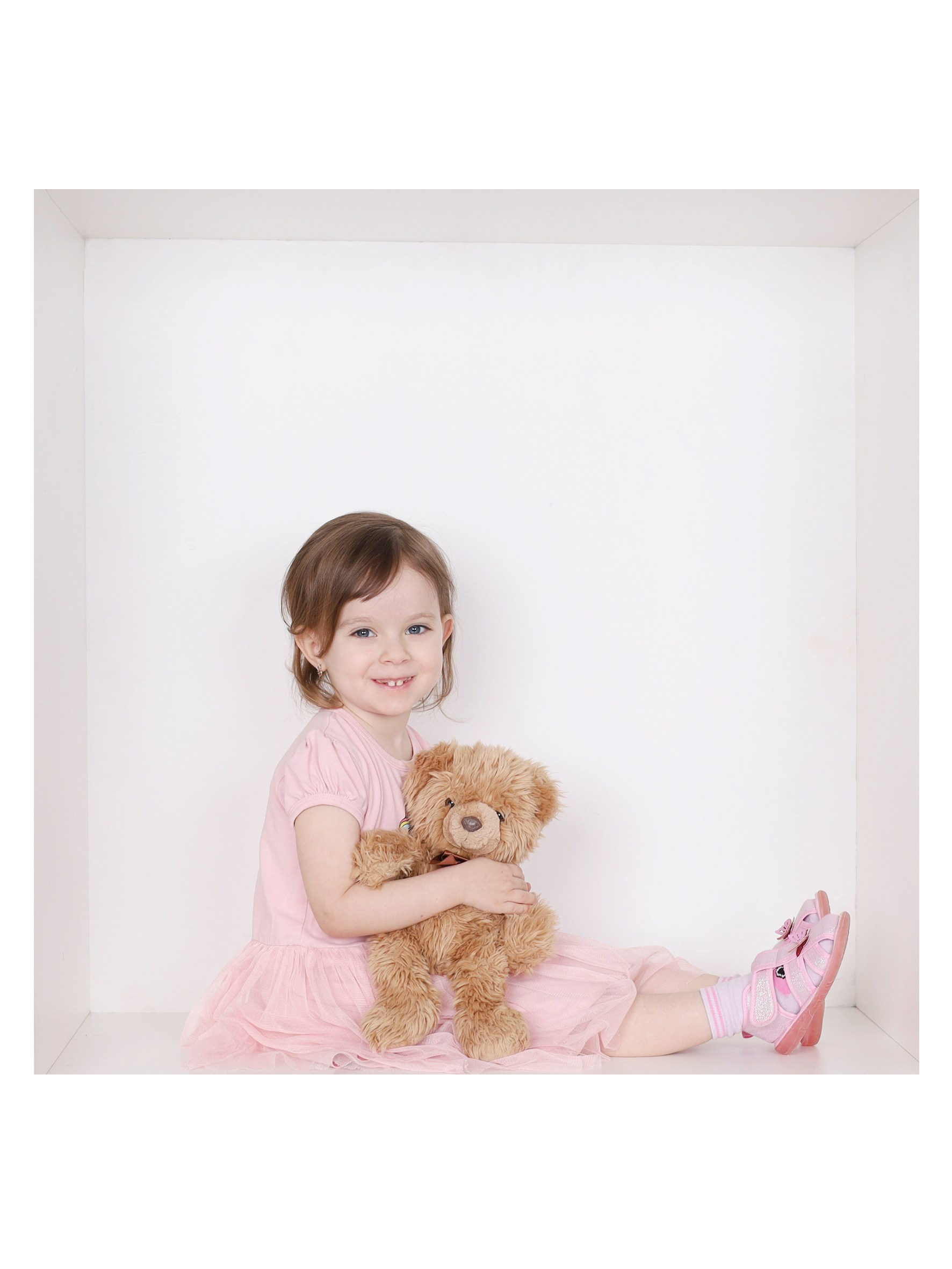 Общее фото в детском саду с выездным реквизитом в Тюмени. Выпускные альбомы в Тюмени для школ, садов, вузов спортивных секций