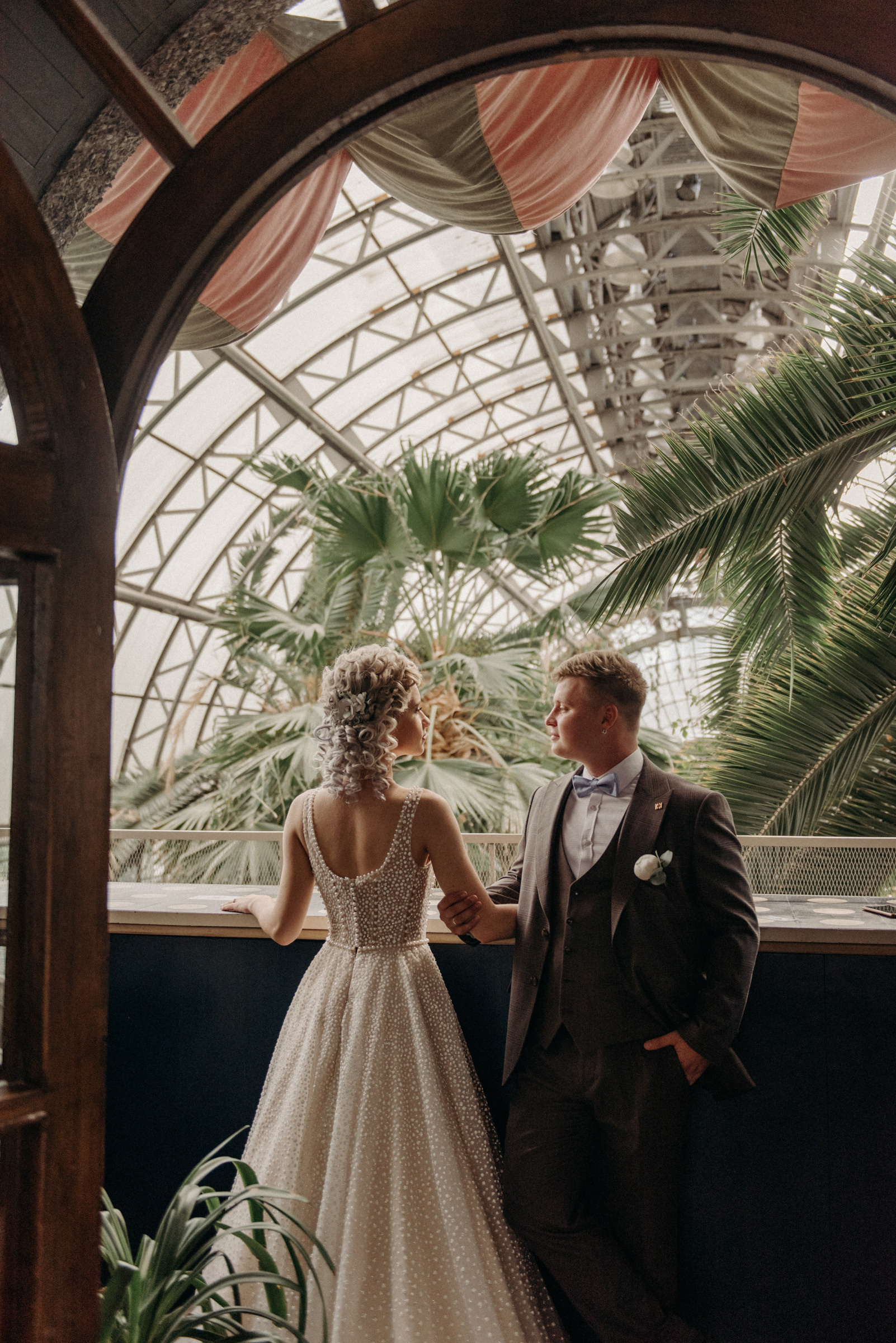 закрытые места для свадебной фотосессии в дождь, осенью или зимой