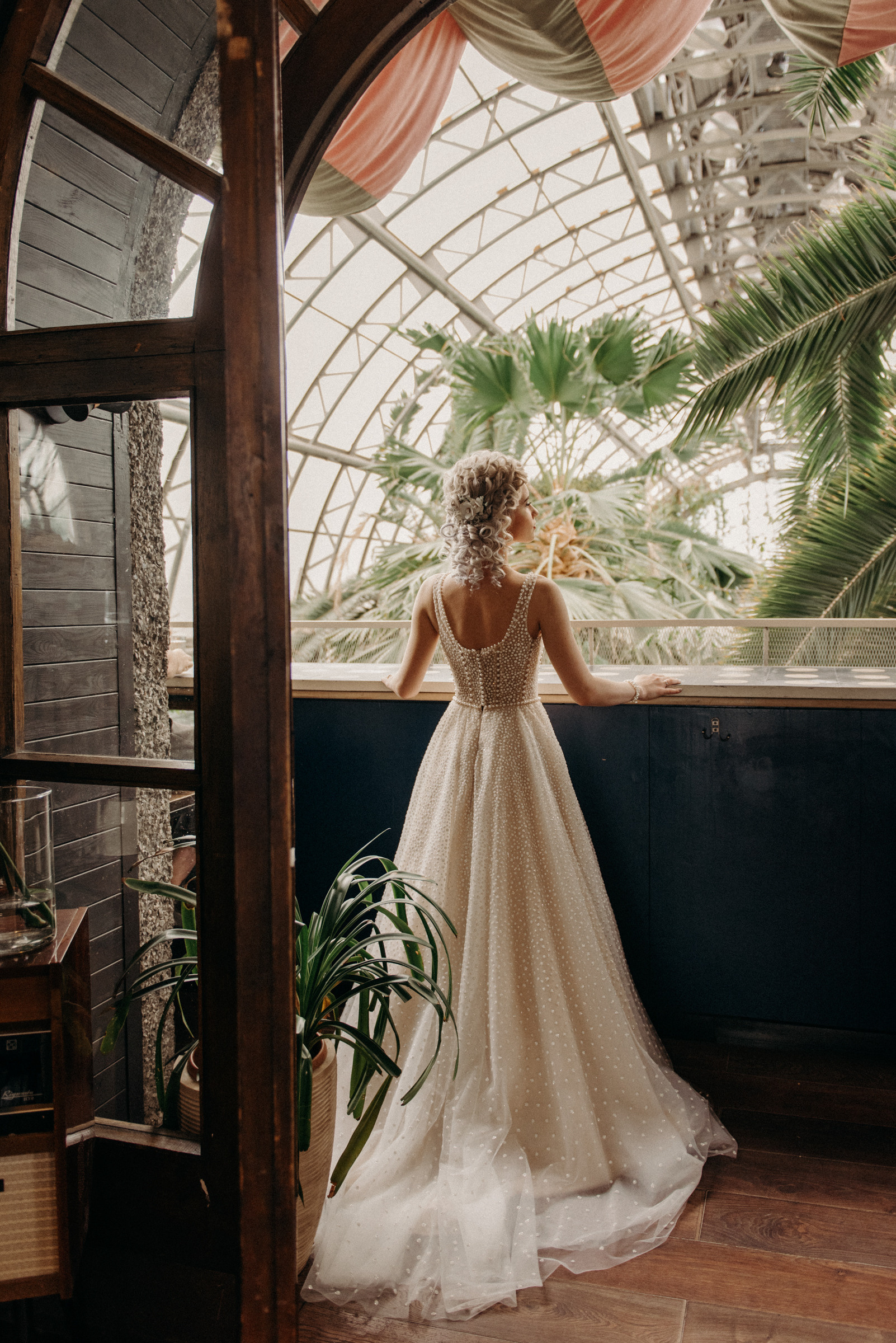 закрытые места для свадебной фотосессии в дождь, осенью или зимой