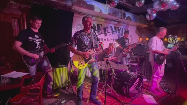 Видео. Московская кавер-группа BankBand