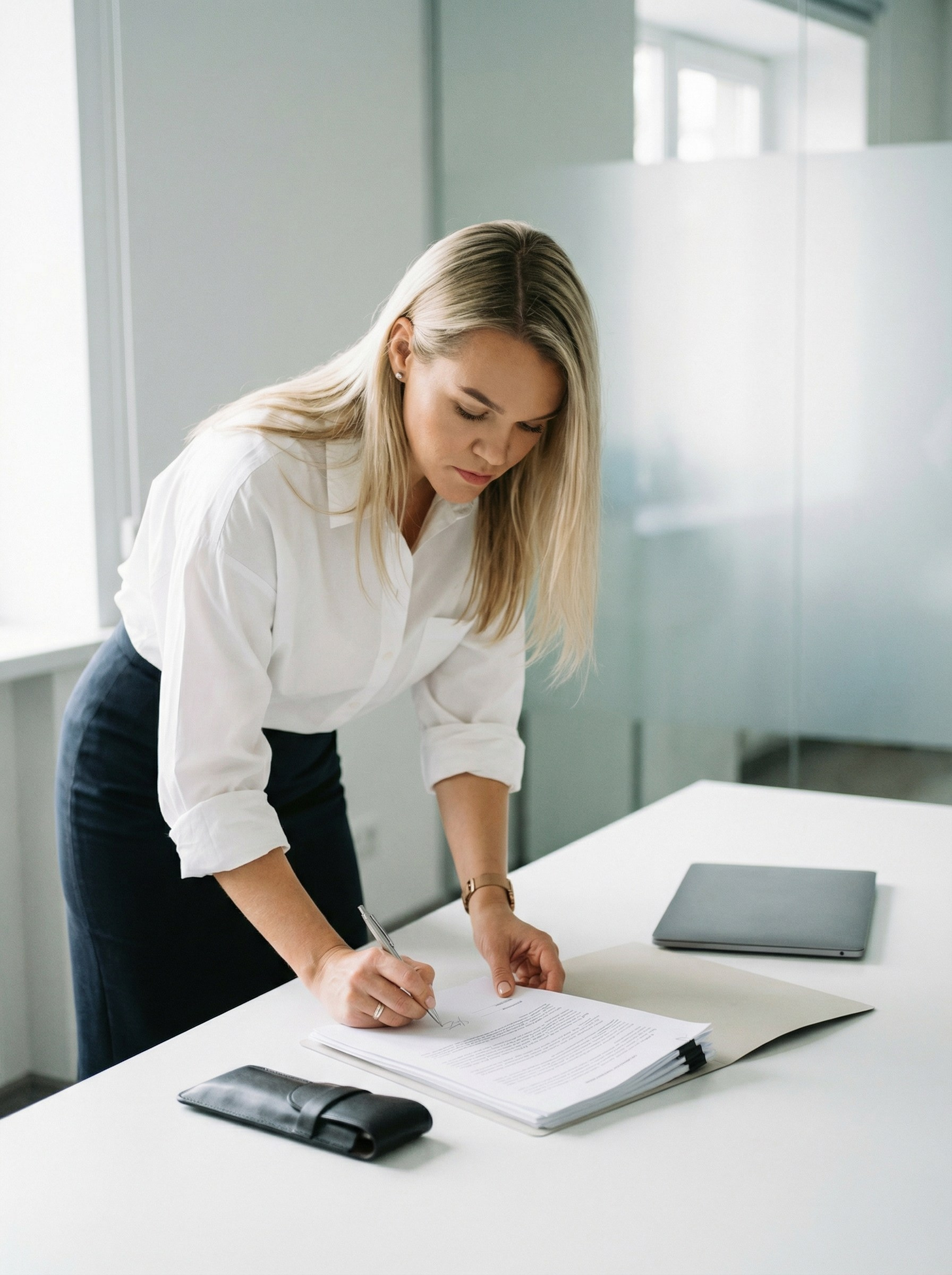 ИИ съемка для эксперта в сфере юриспруденции — деловой контент с документами для блога и консультационных услуг