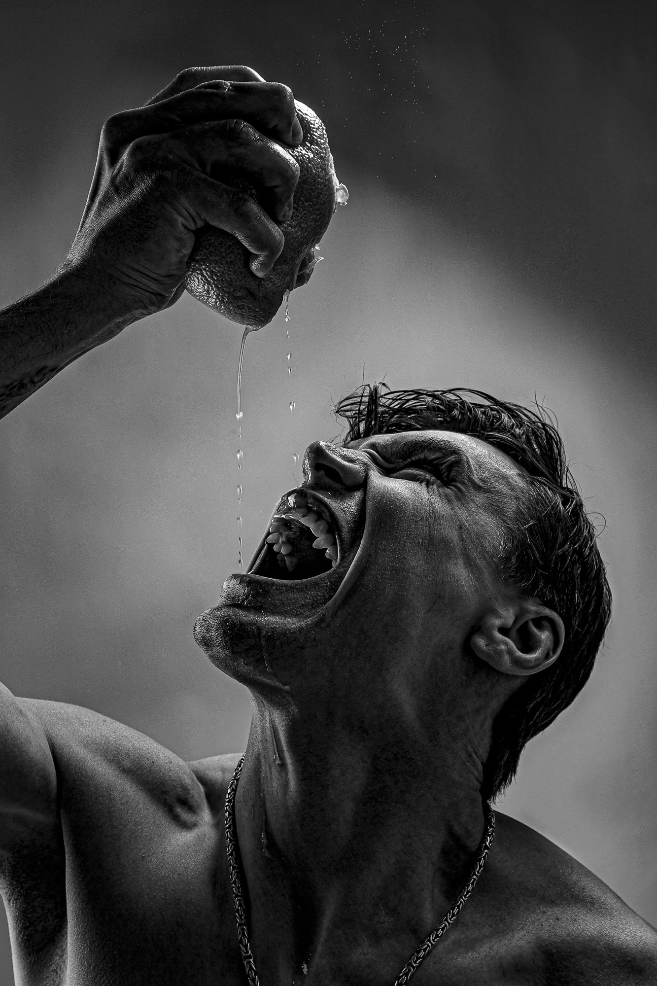 мужской эмоциональный портрет ,чб, крик,зубы,нуар