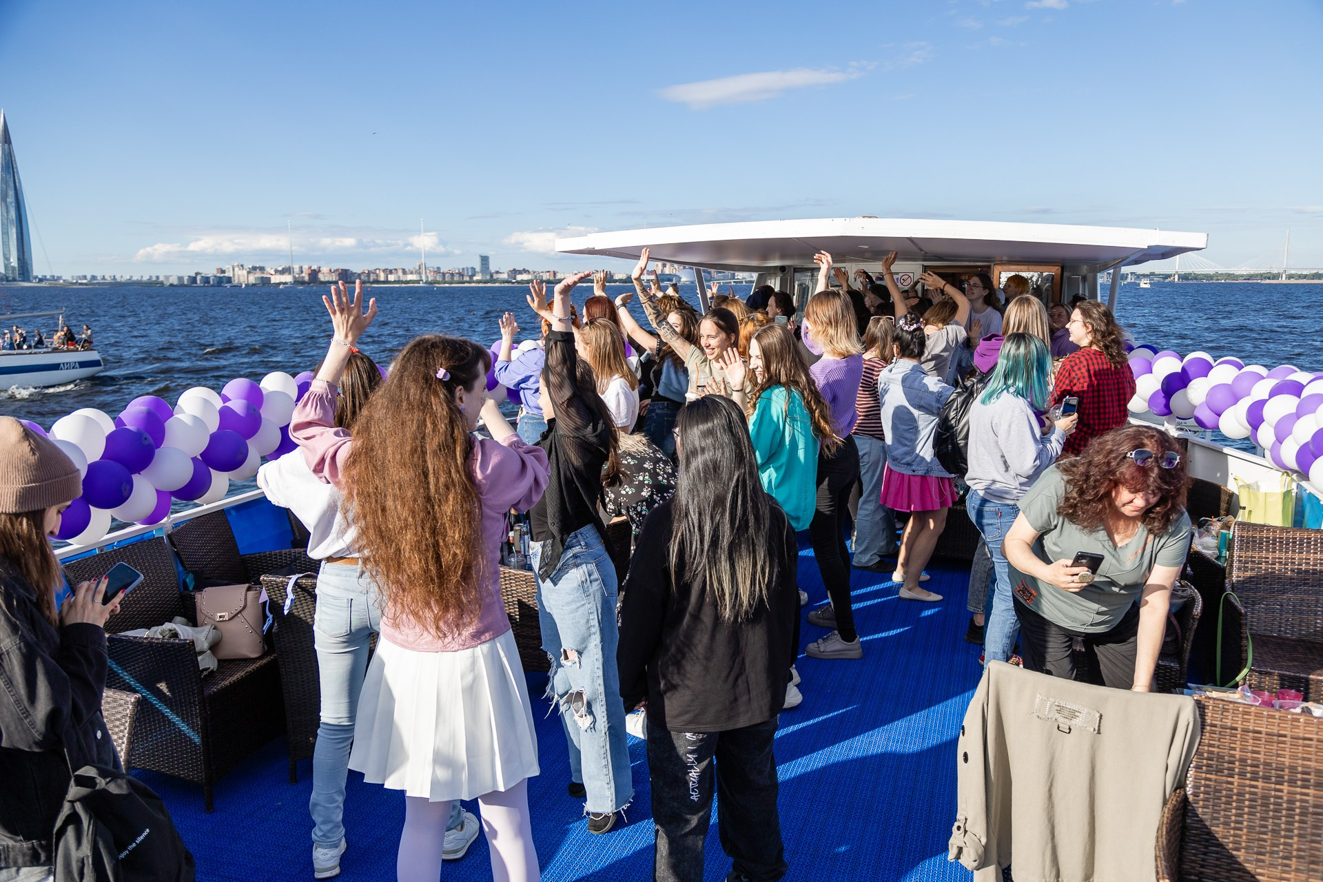 Танцы на борту теплохода в Финском заливе