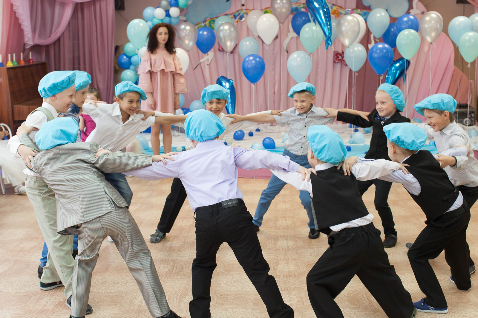 Мальчики-выпускники детского сада танцуют морской танец на выпускном утреннике в детском саду.