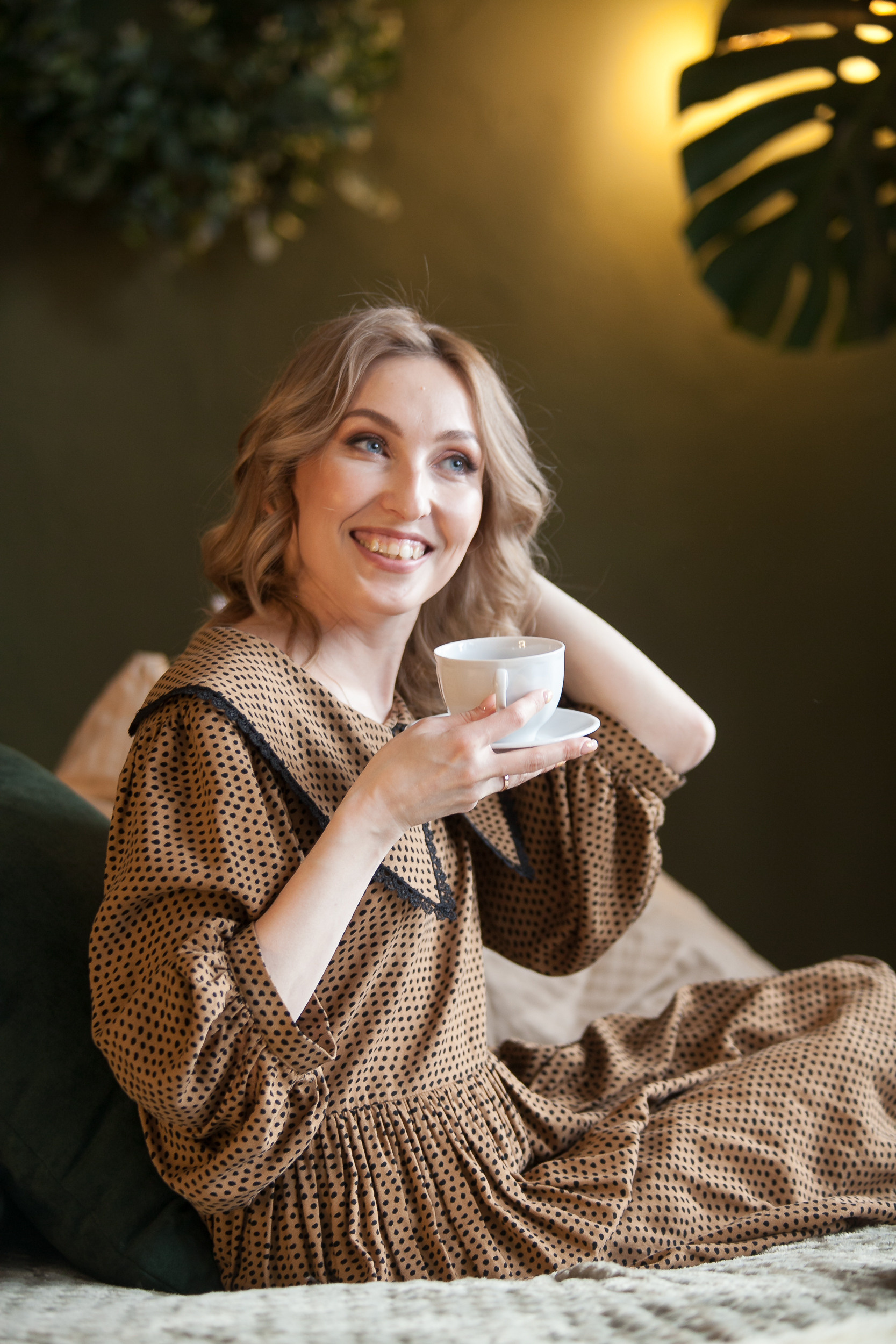 Портрет девушки с кружкой в руках при естественном освещении в интерьерной фотостудии.