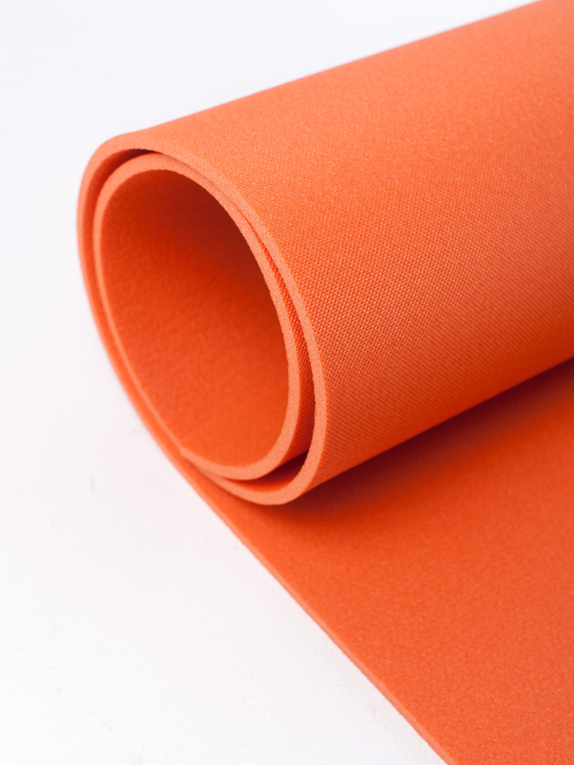 Оранжевый туристический коврик на белом фоне