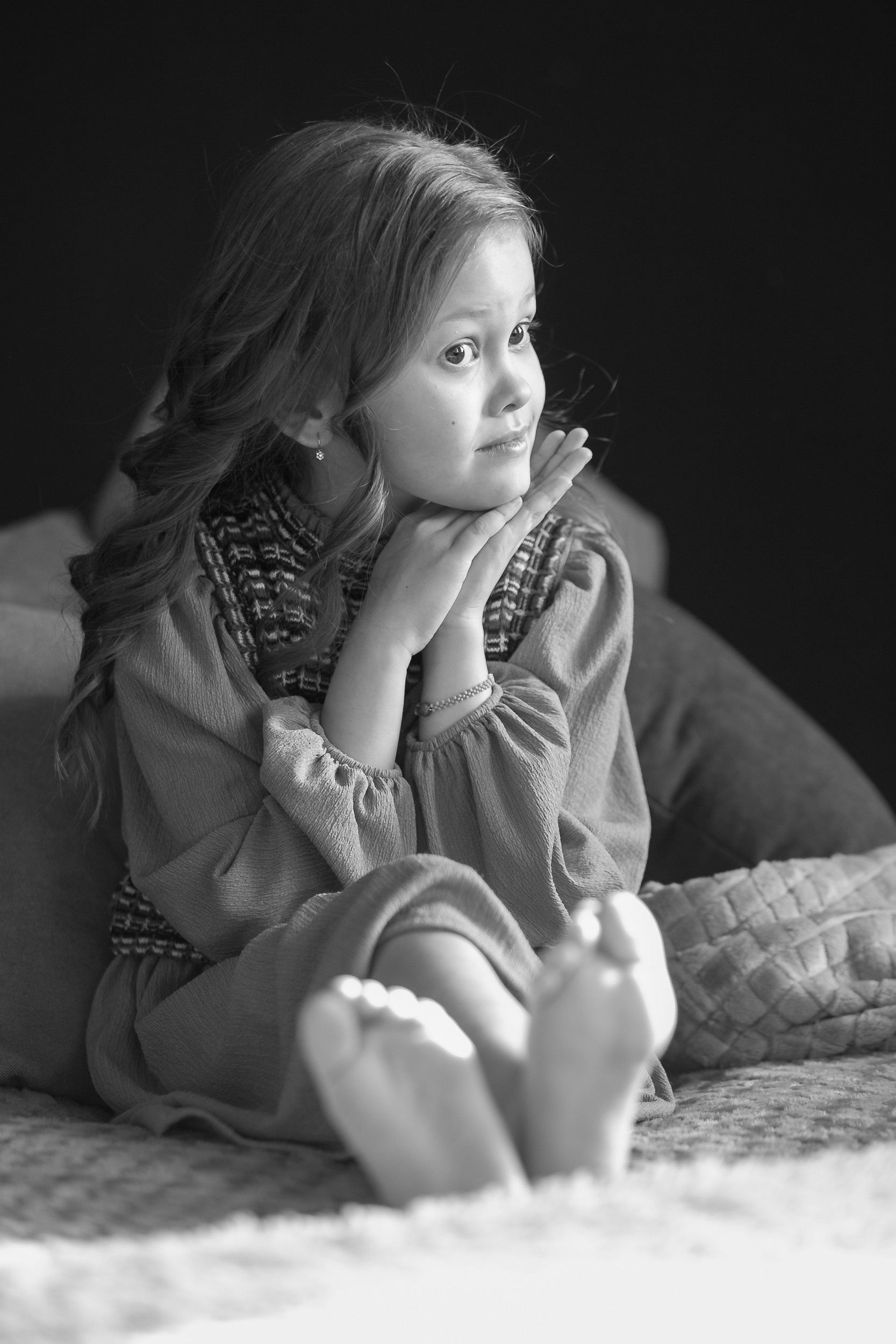 Студийный детский черно-белый портрет при естественном освещении.