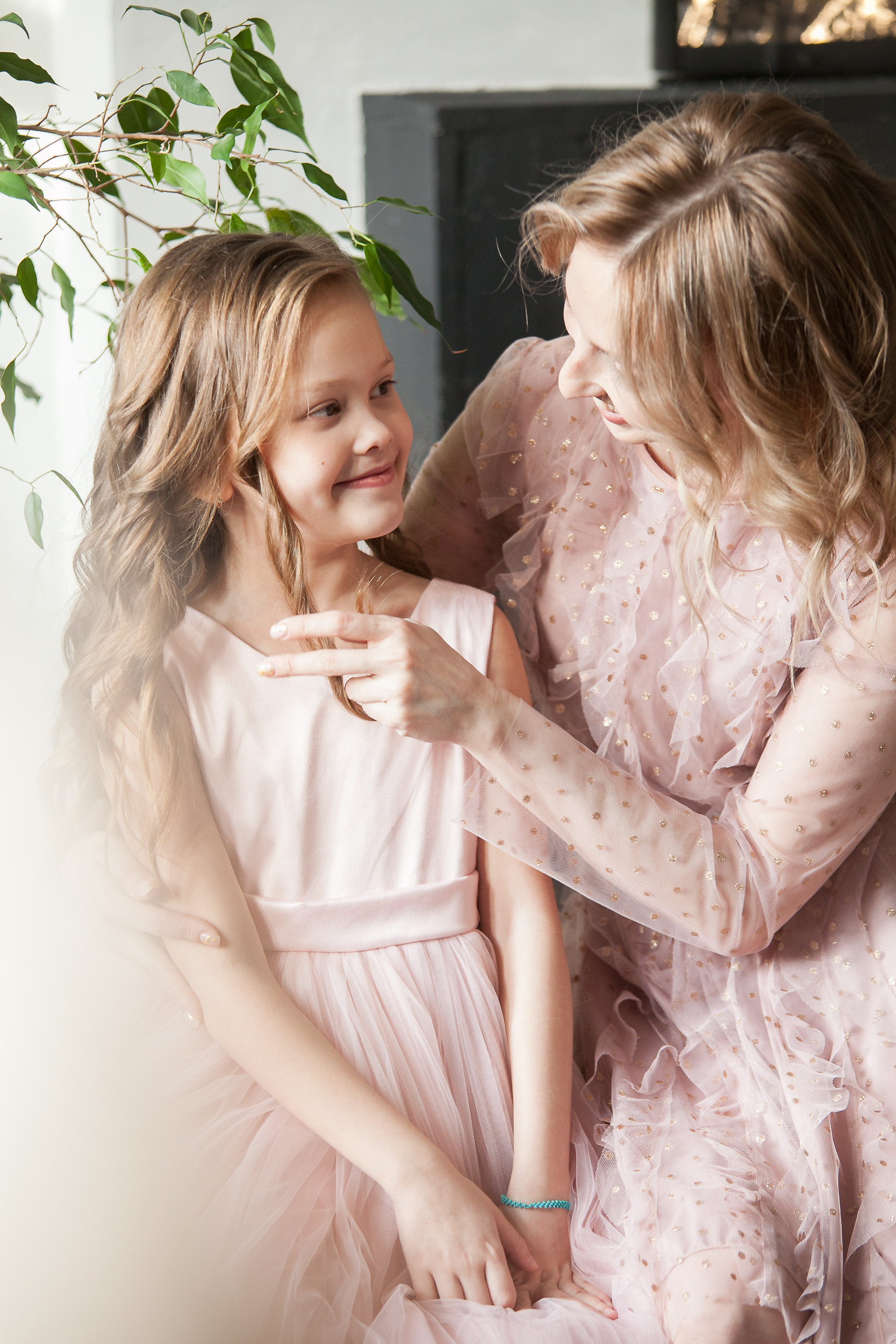 студийный портрет мамы с дочкой при естественном освещении.