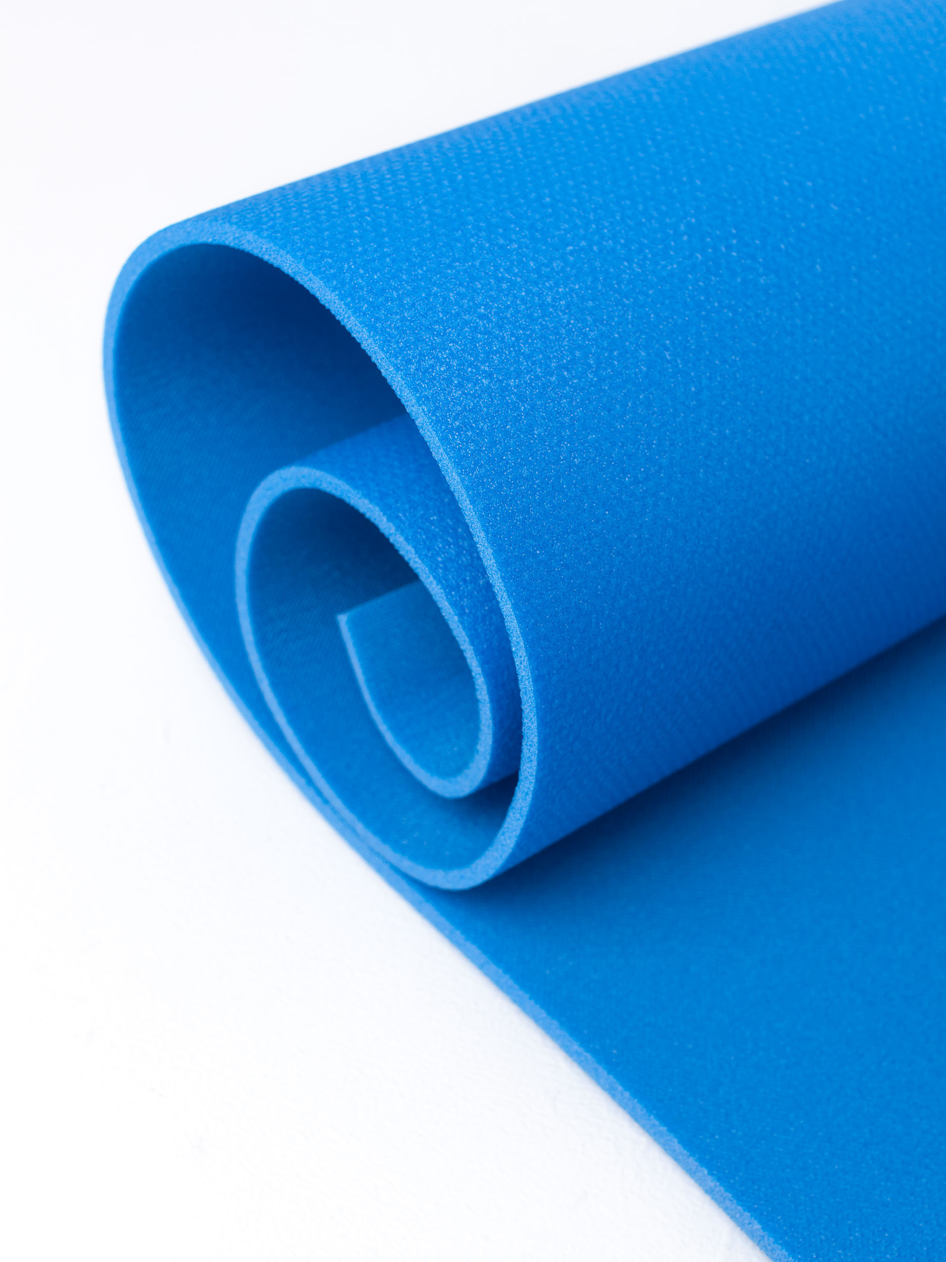 Синий туристический коврик на белом фоне
