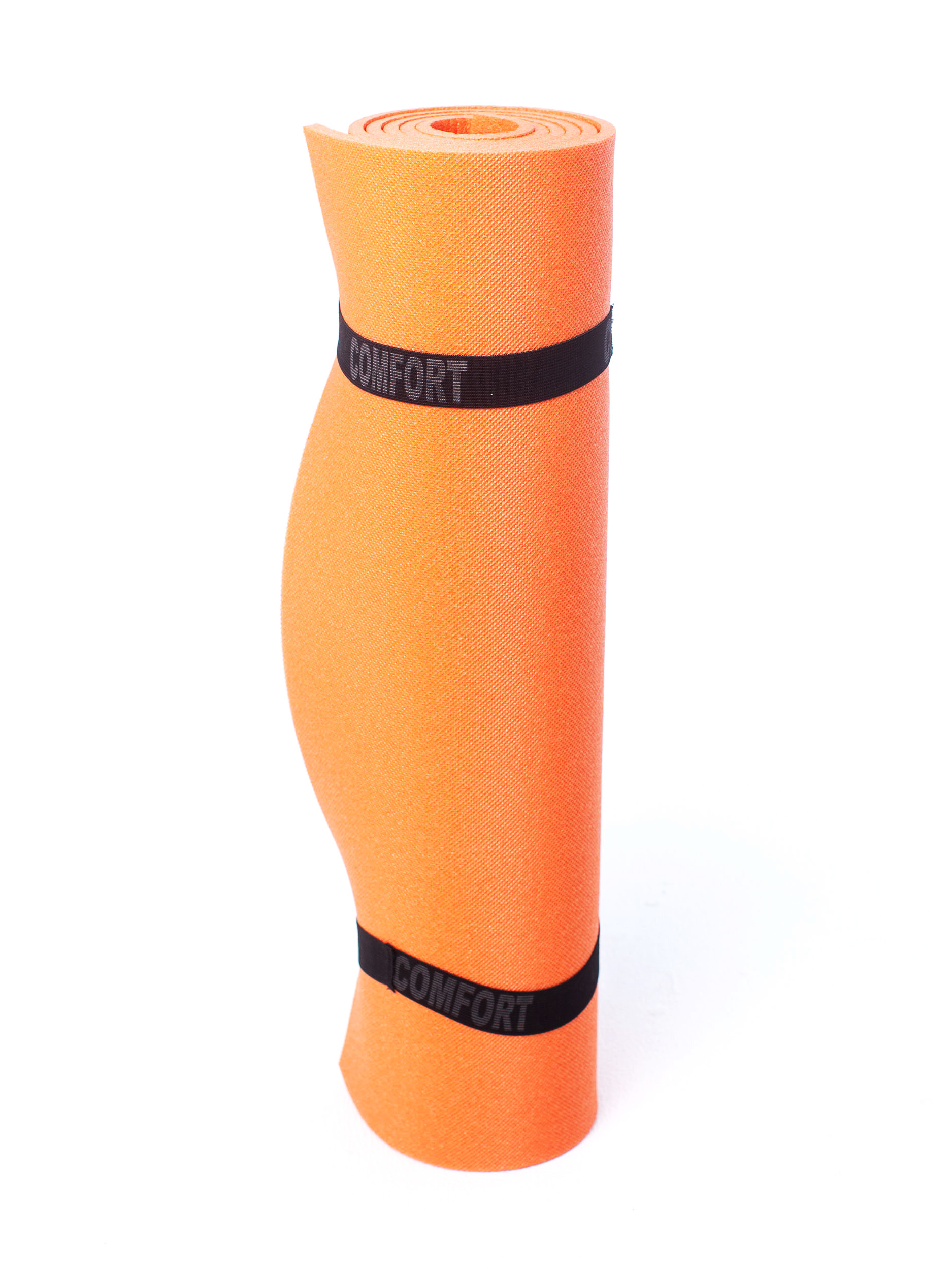 Оранжевый свернутый туристический коврик на белом фоне