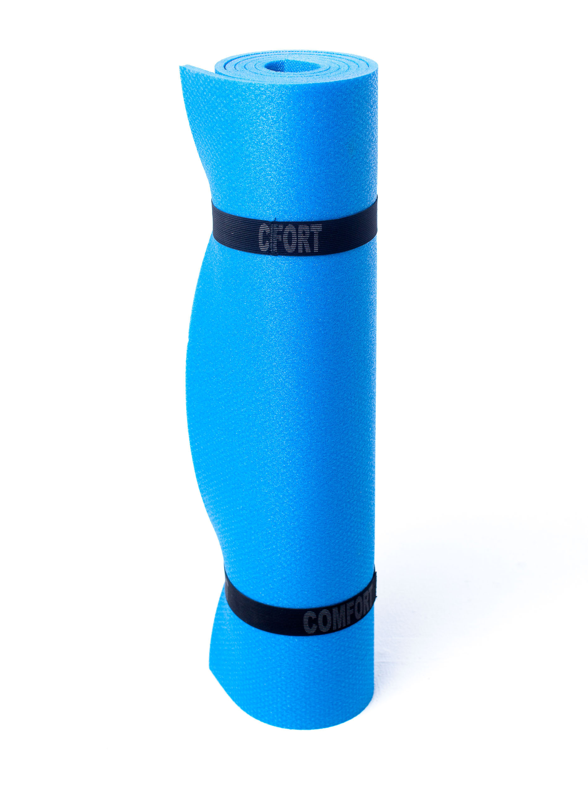 Синий свернутый туристический коврик на белом фоне