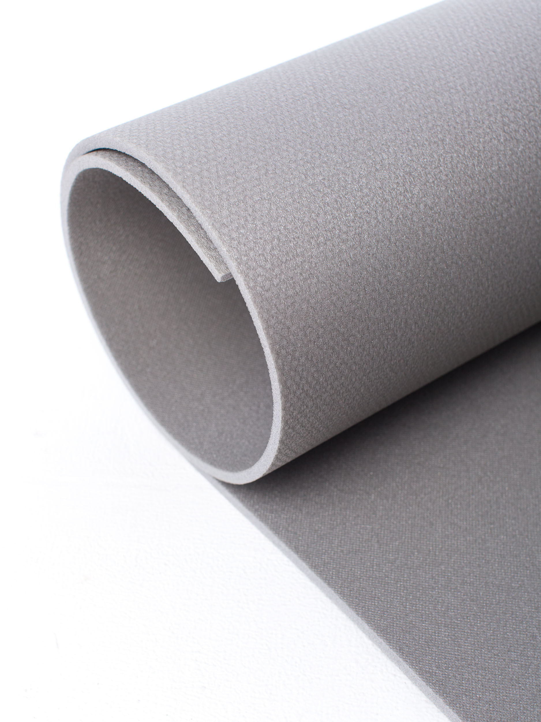 Серый туристический коврик на белом фоне