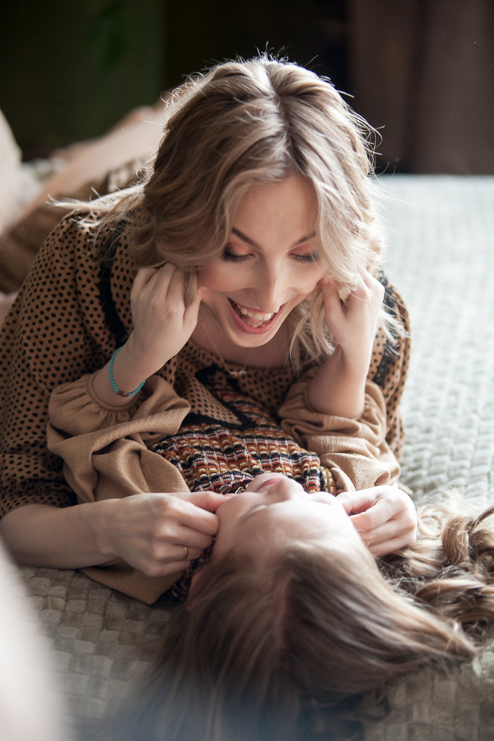 Студийный портрет мамы с дочкой при естественном освещении.